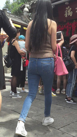 长发牛仔美女[325M/MP4]