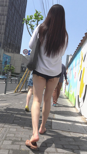 性感的牛仔热裤月牙美女[1.3G/MP4]