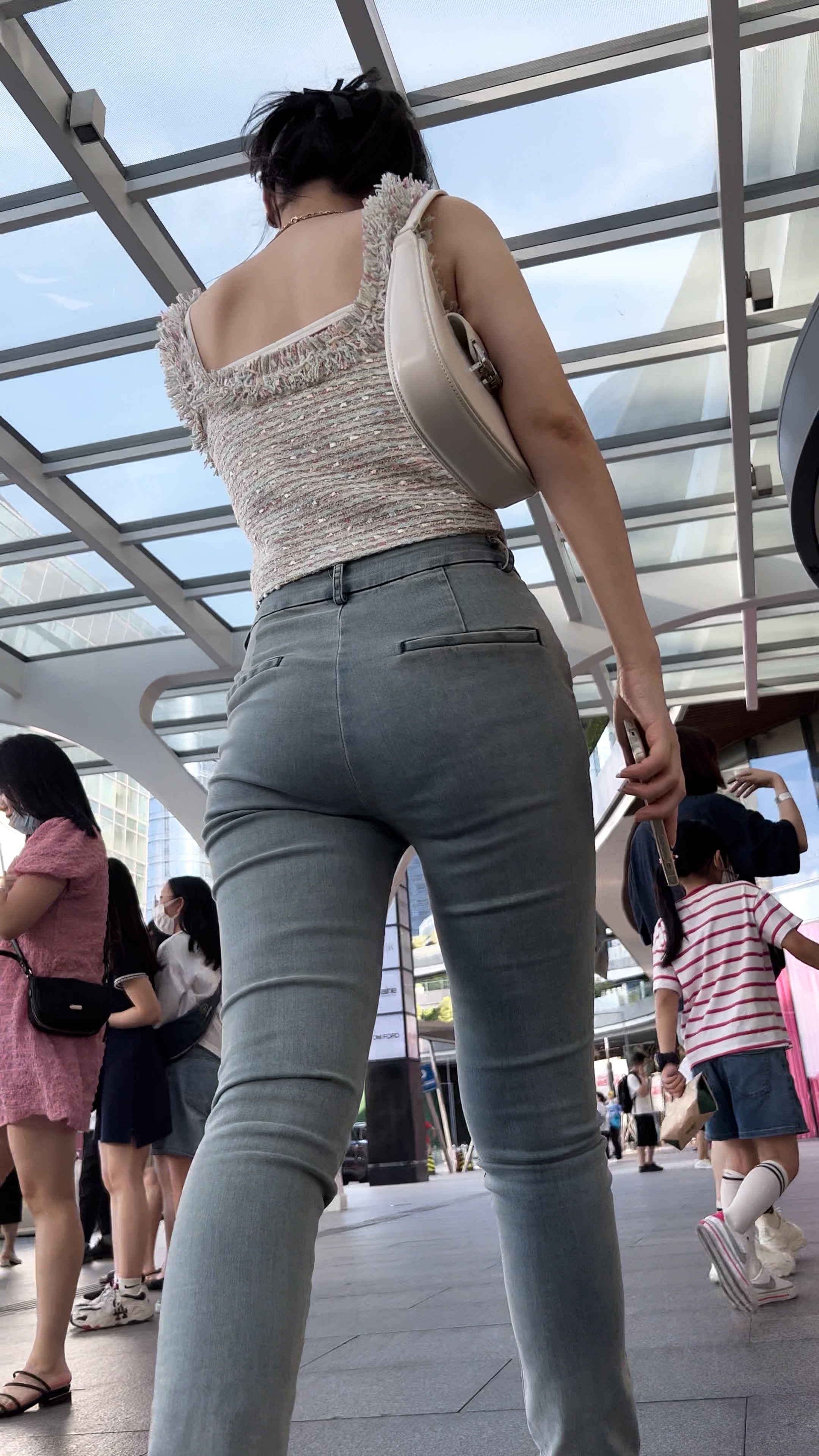 〖精品/牛仔裤〗跟拍苗条美女紧身牛仔裤逛街