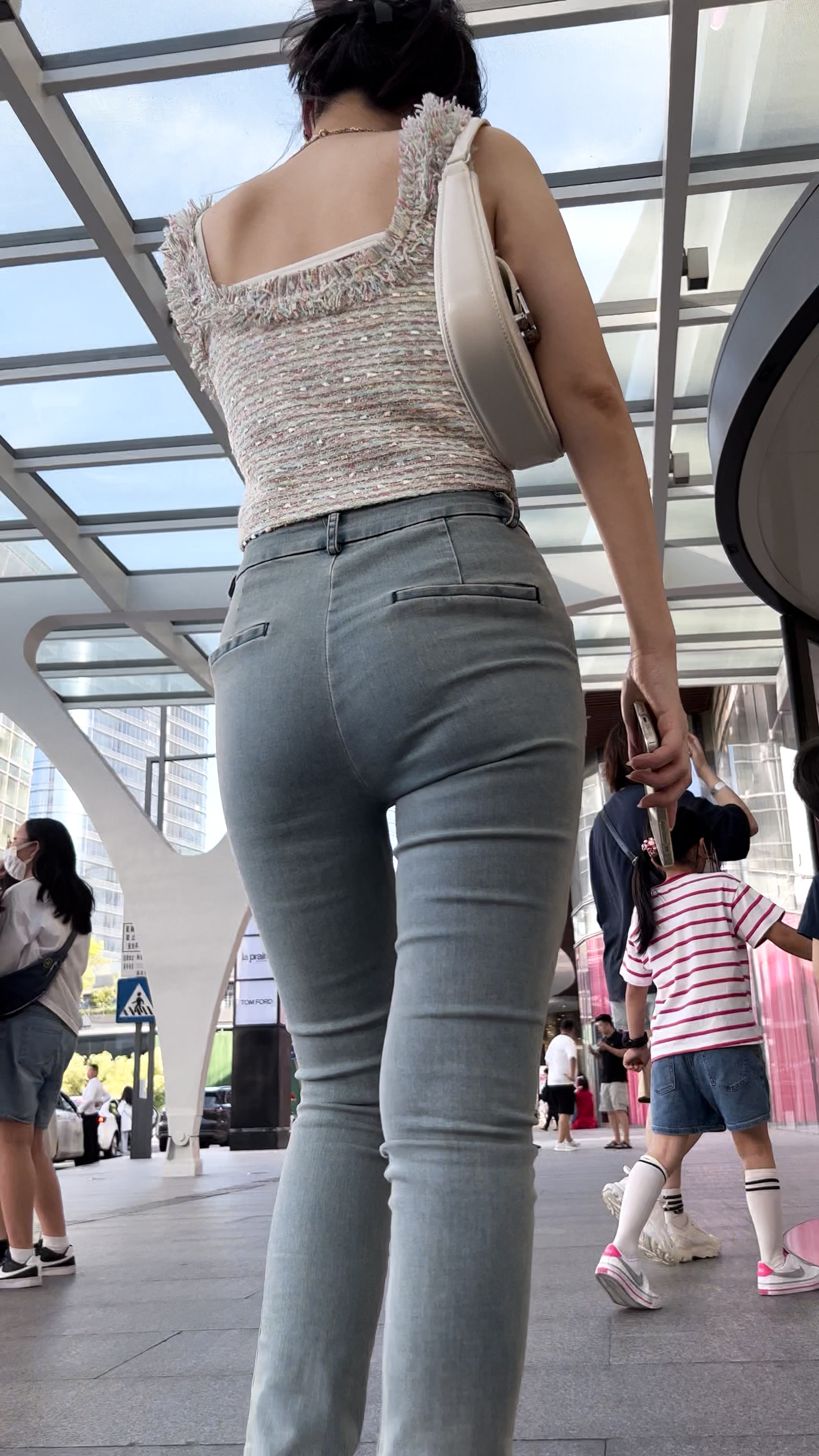 〖精品/牛仔裤〗跟拍苗条美女紧身牛仔裤逛街