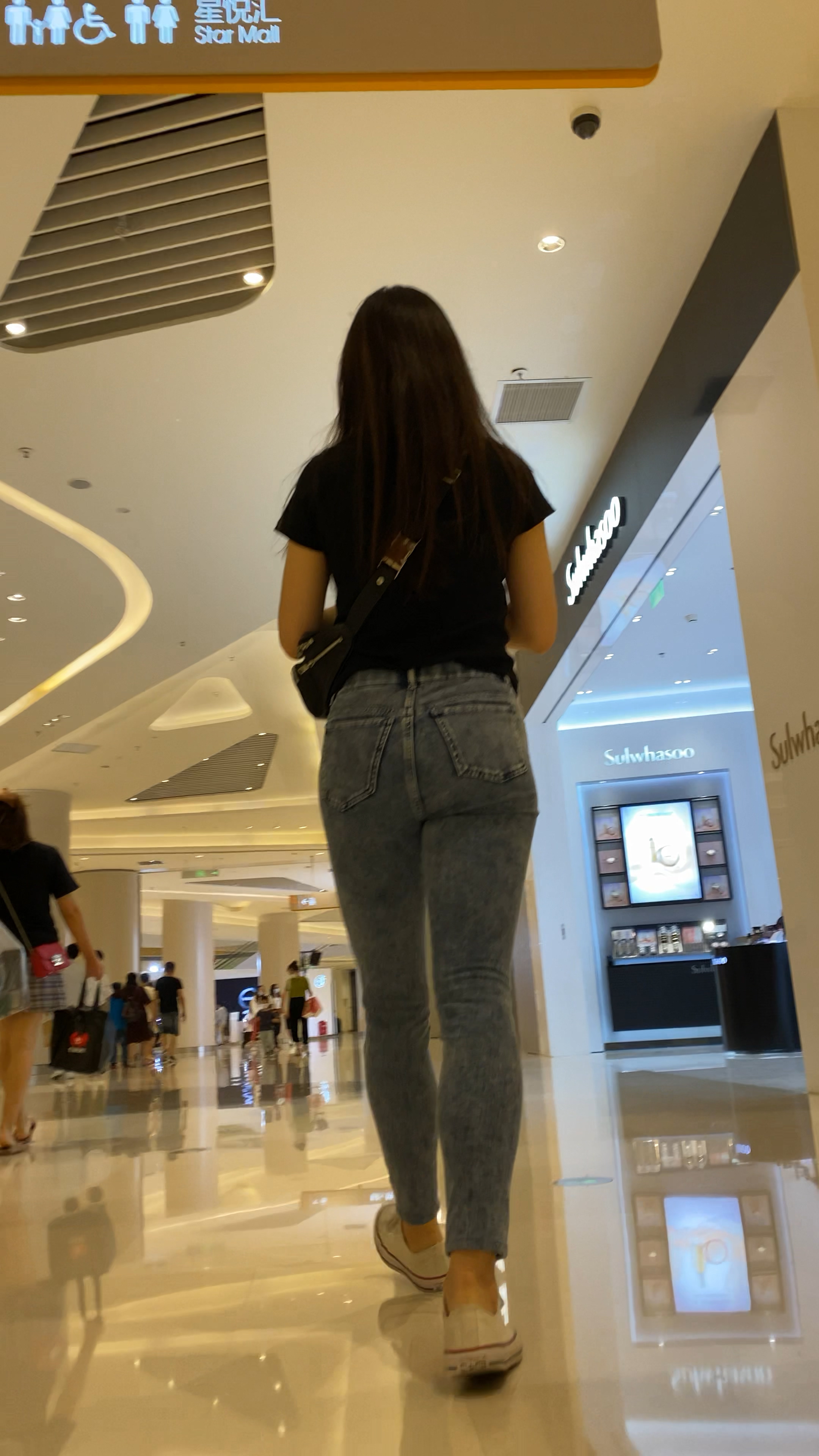 〖精品/牛仔裤〗圆润丰满的街拍牛仔裤翘臀美女