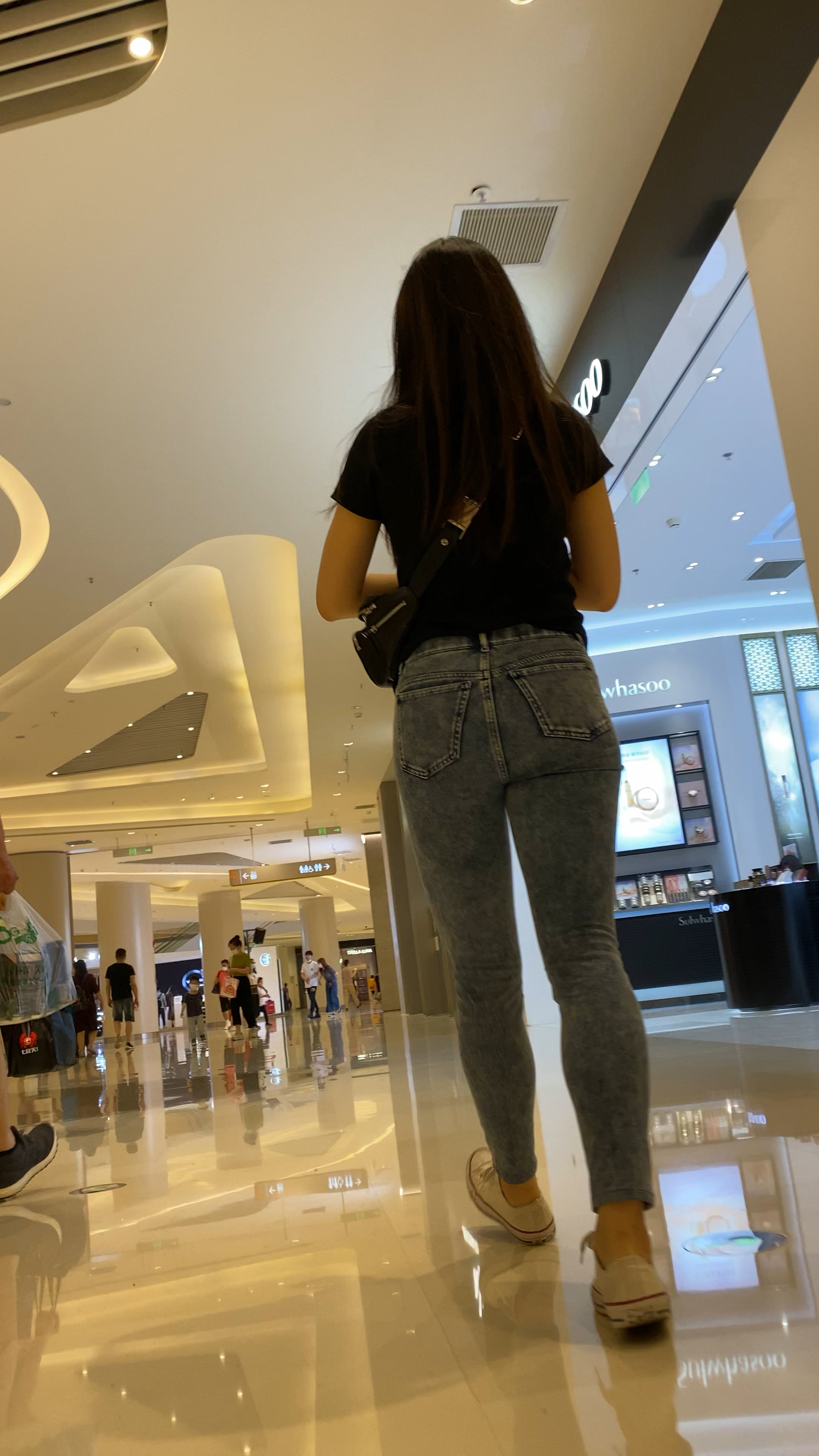 〖精品/牛仔裤〗圆润丰满的街拍牛仔裤翘臀美女