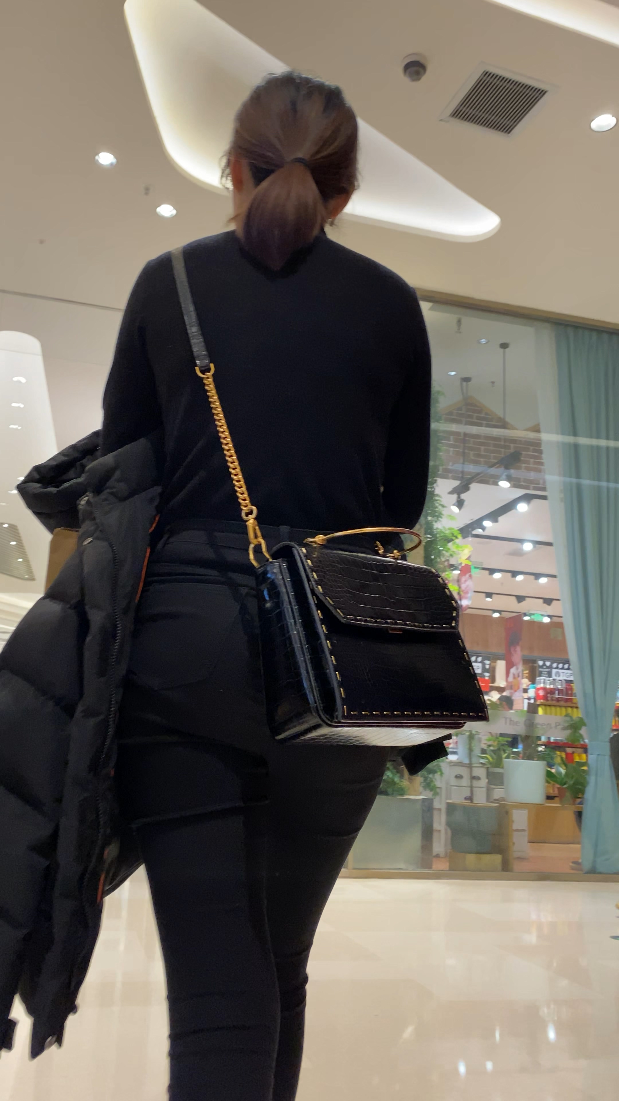 〖精品/牛仔裤〗黑色紧身弹性十足的翘臀美女【1.67G】