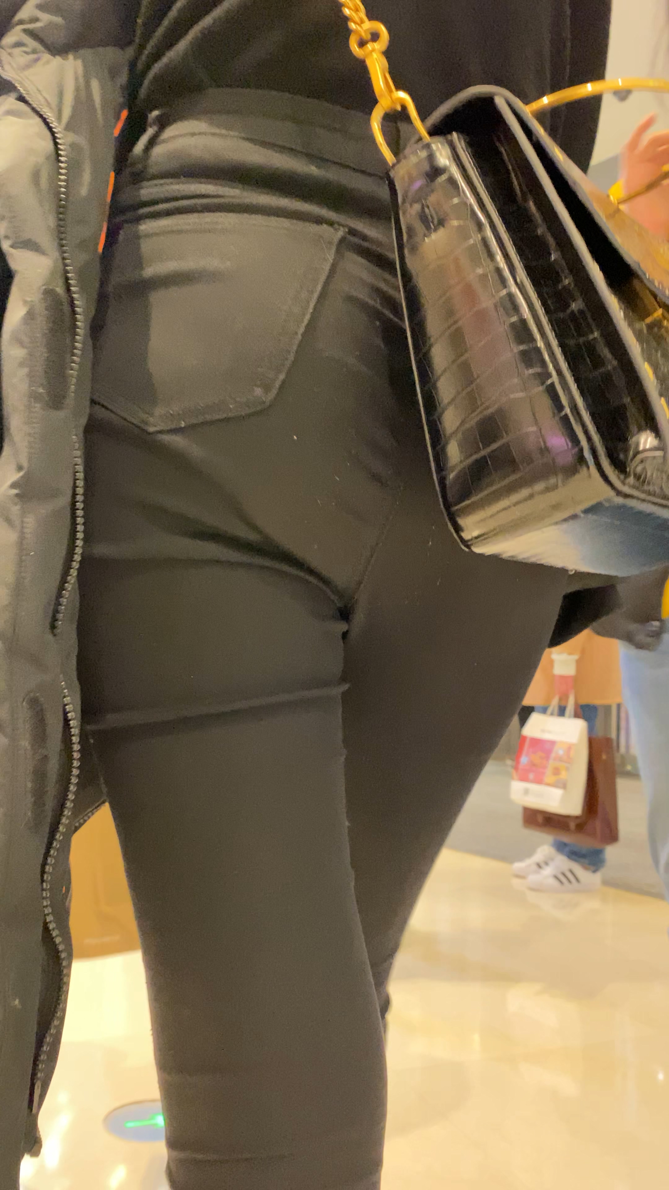 〖精品/牛仔裤〗黑色紧身弹性十足的翘臀美女【1.67G】