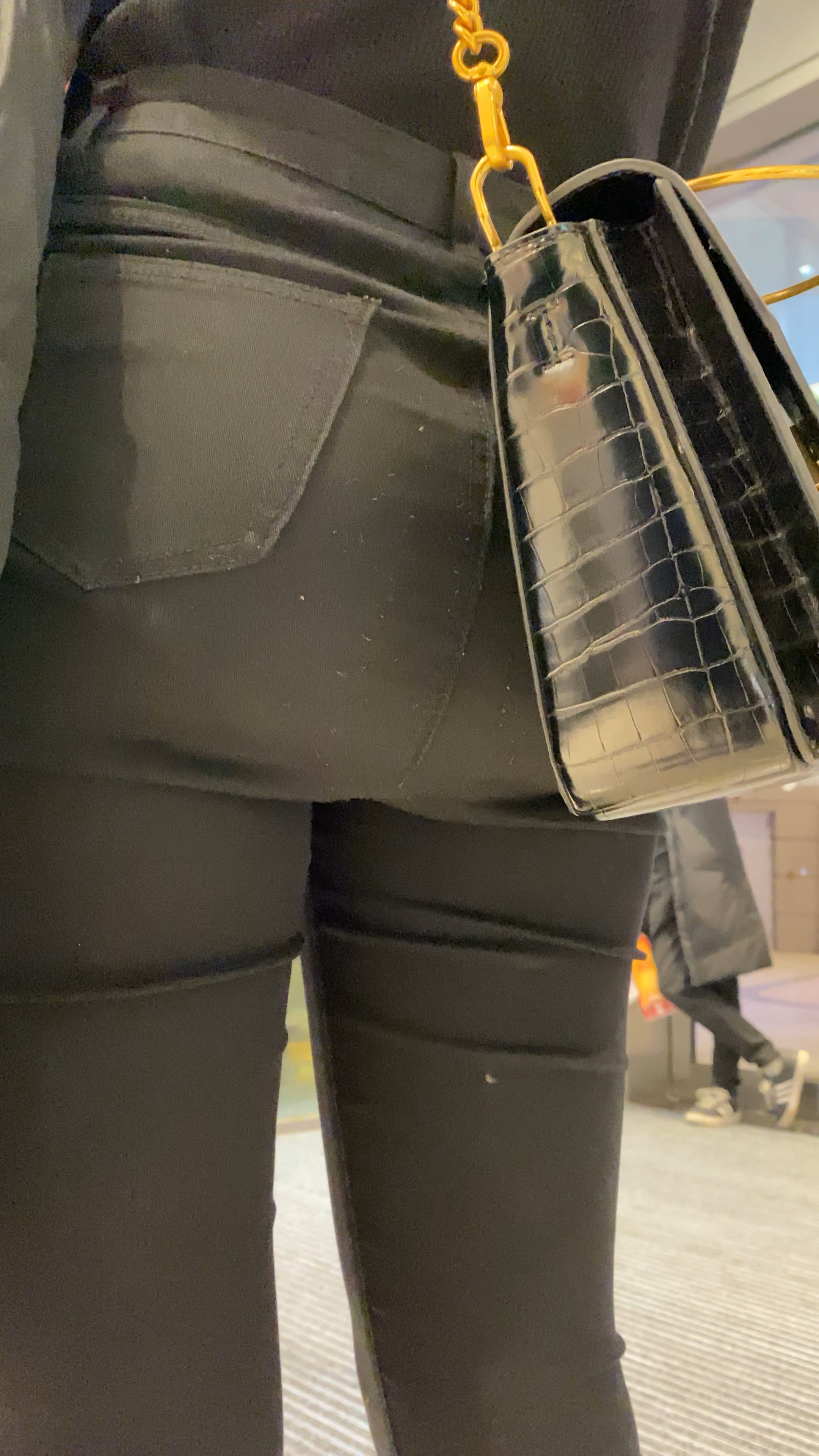 〖精品/牛仔裤〗黑色紧身弹性十足的翘臀美女【1.67G】