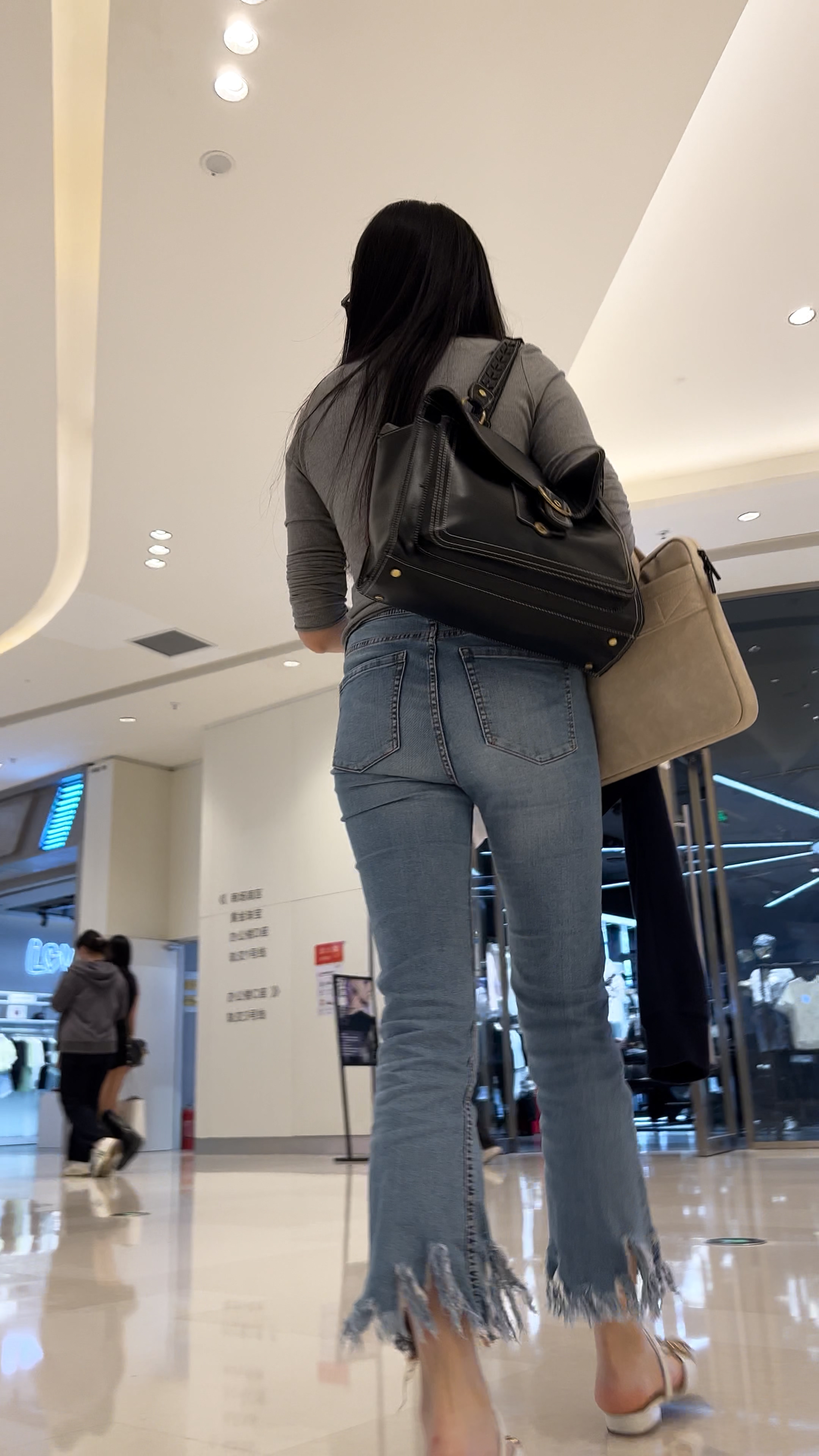 〖精品/牛仔裤〗宽臀紧身牛仔裤翘臀美女