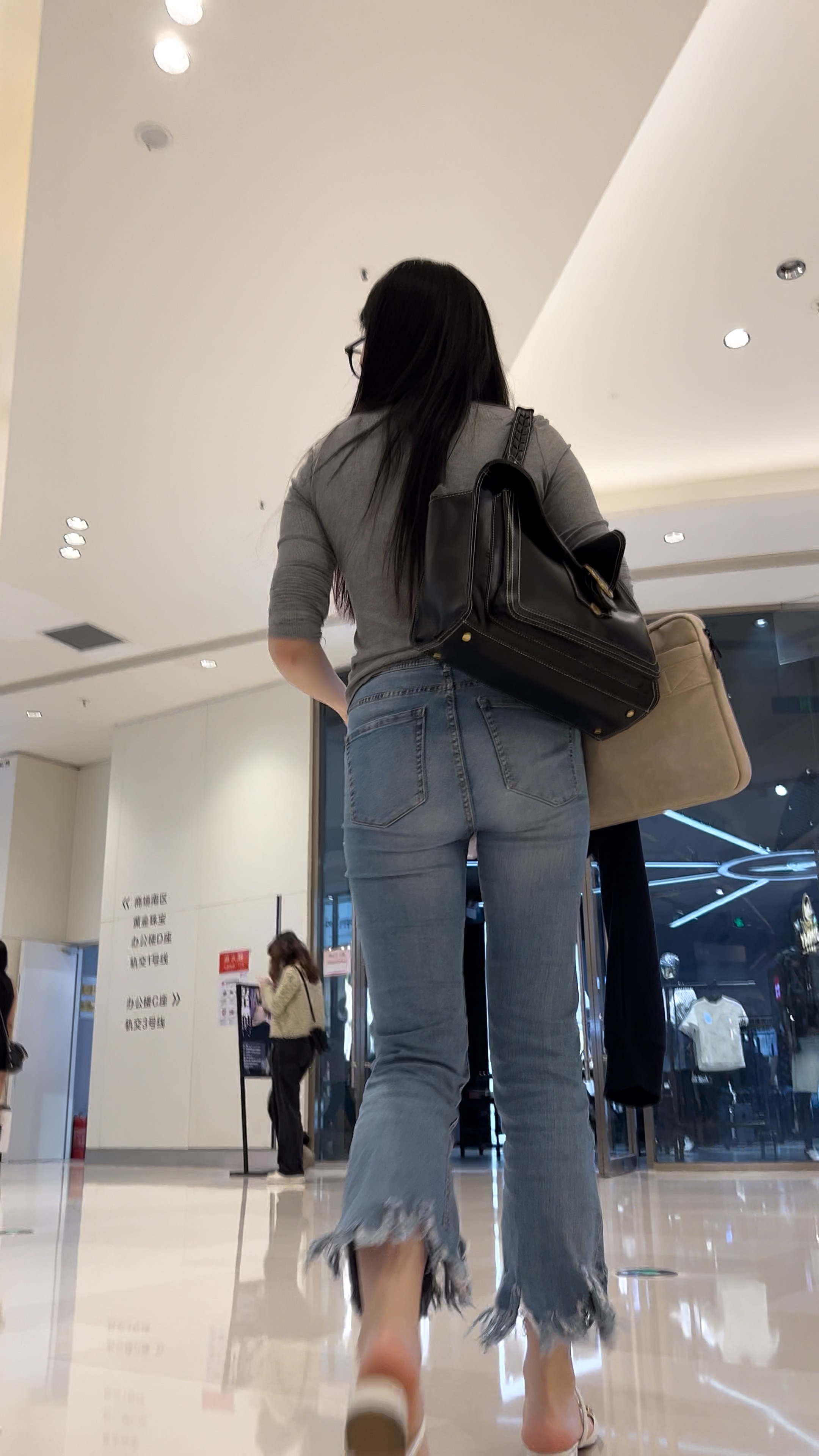 〖精品/牛仔裤〗宽臀紧身牛仔裤翘臀美女