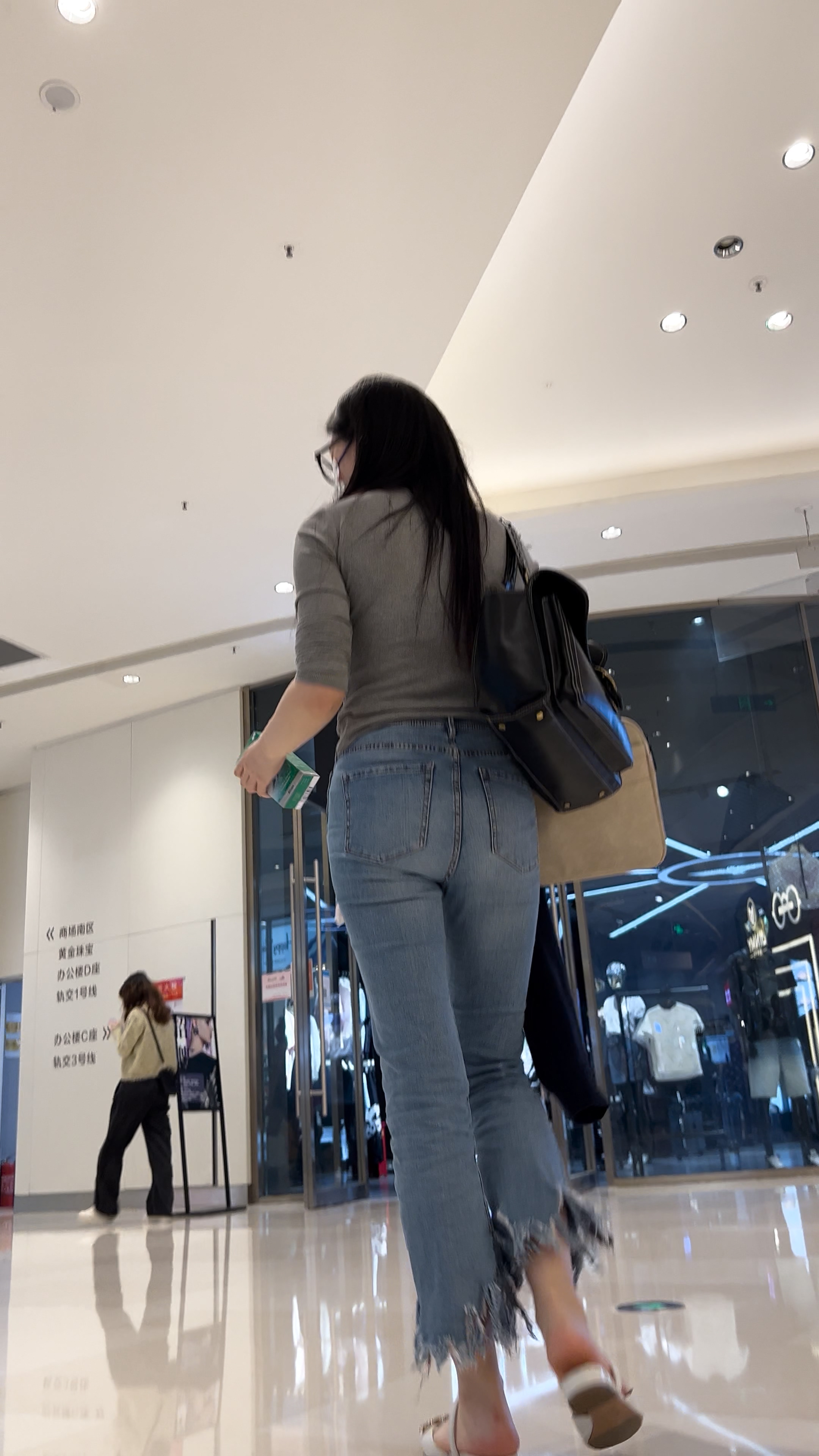 〖精品/牛仔裤〗宽臀紧身牛仔裤翘臀美女