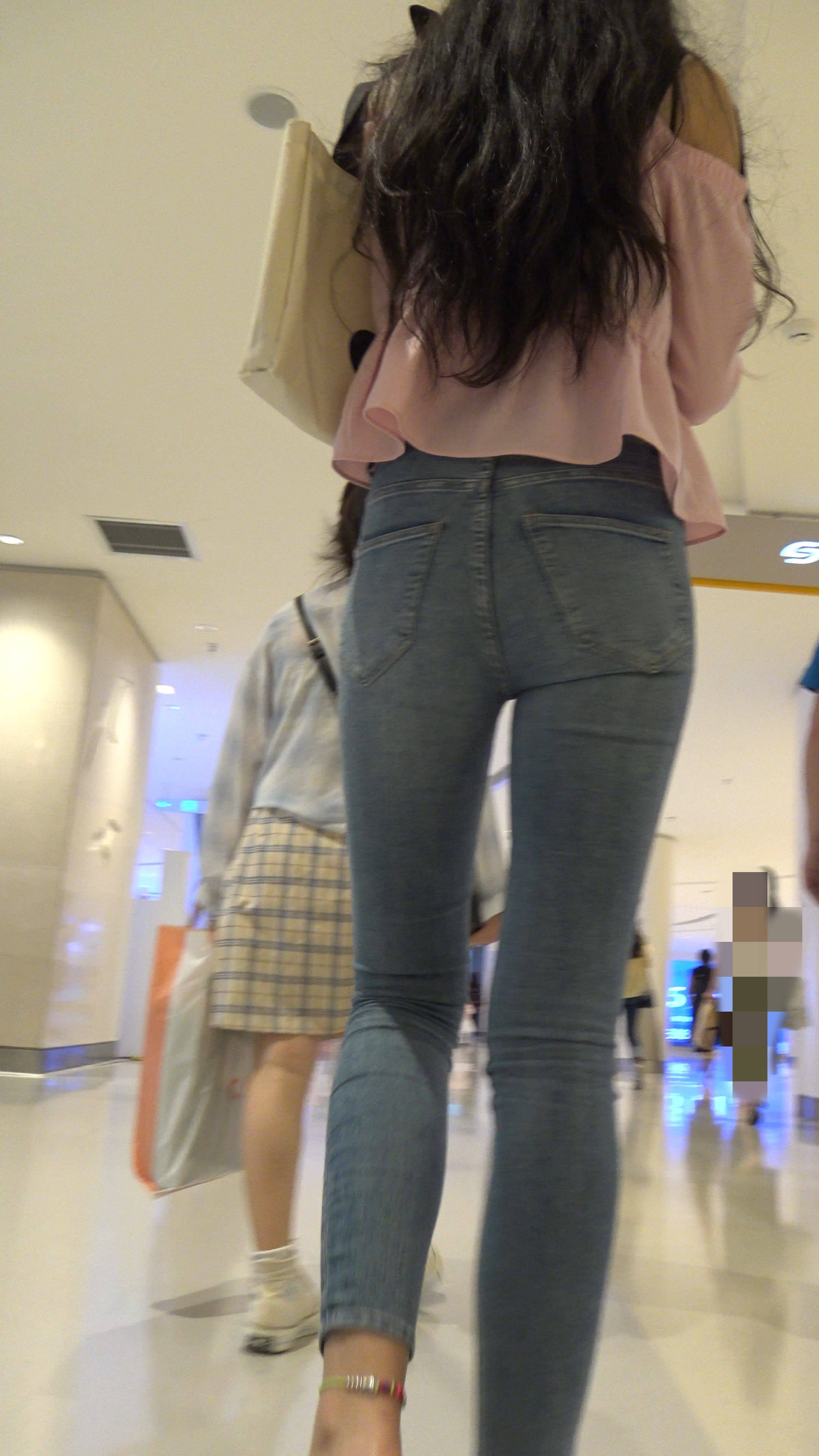 〖精品/牛仔裤〗大长腿苗条紧身牛仔裤美女【MP4/1.07G】