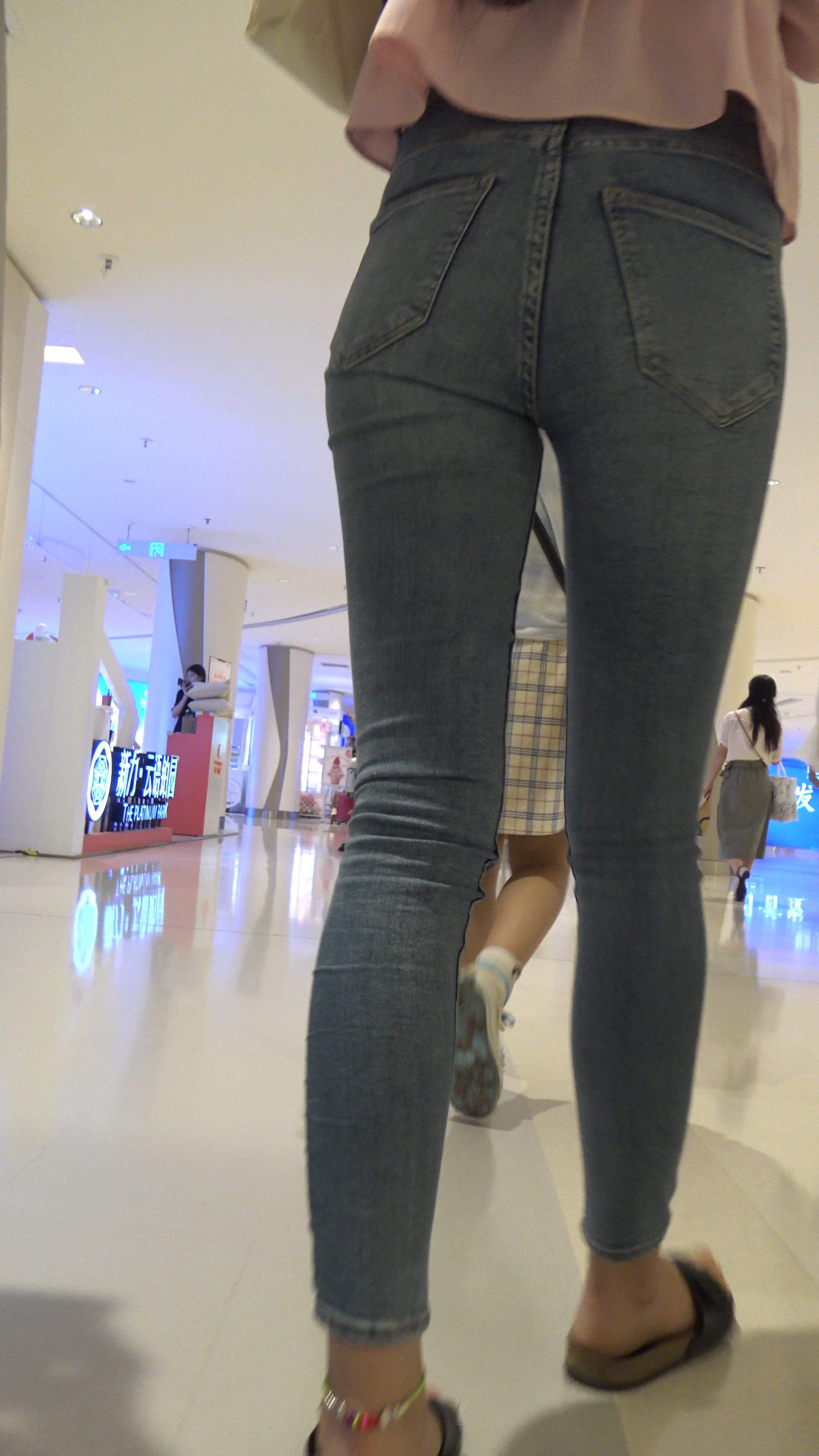 〖精品/牛仔裤〗大长腿苗条紧身牛仔裤美女【MP4/1.07G】