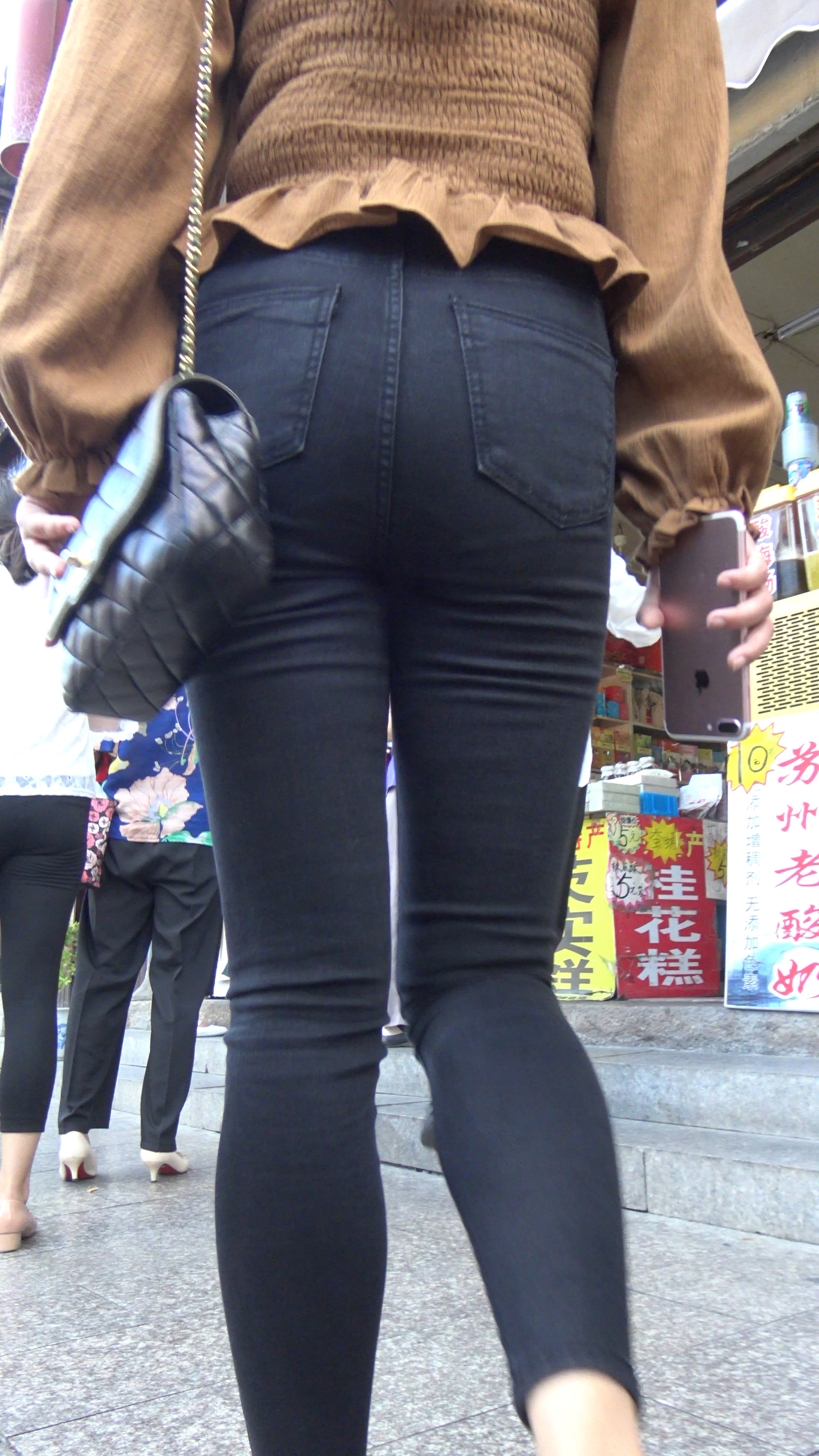 〖精品/牛仔裤〗身材高挑圆形翘臀MM【MP4/1.25G】