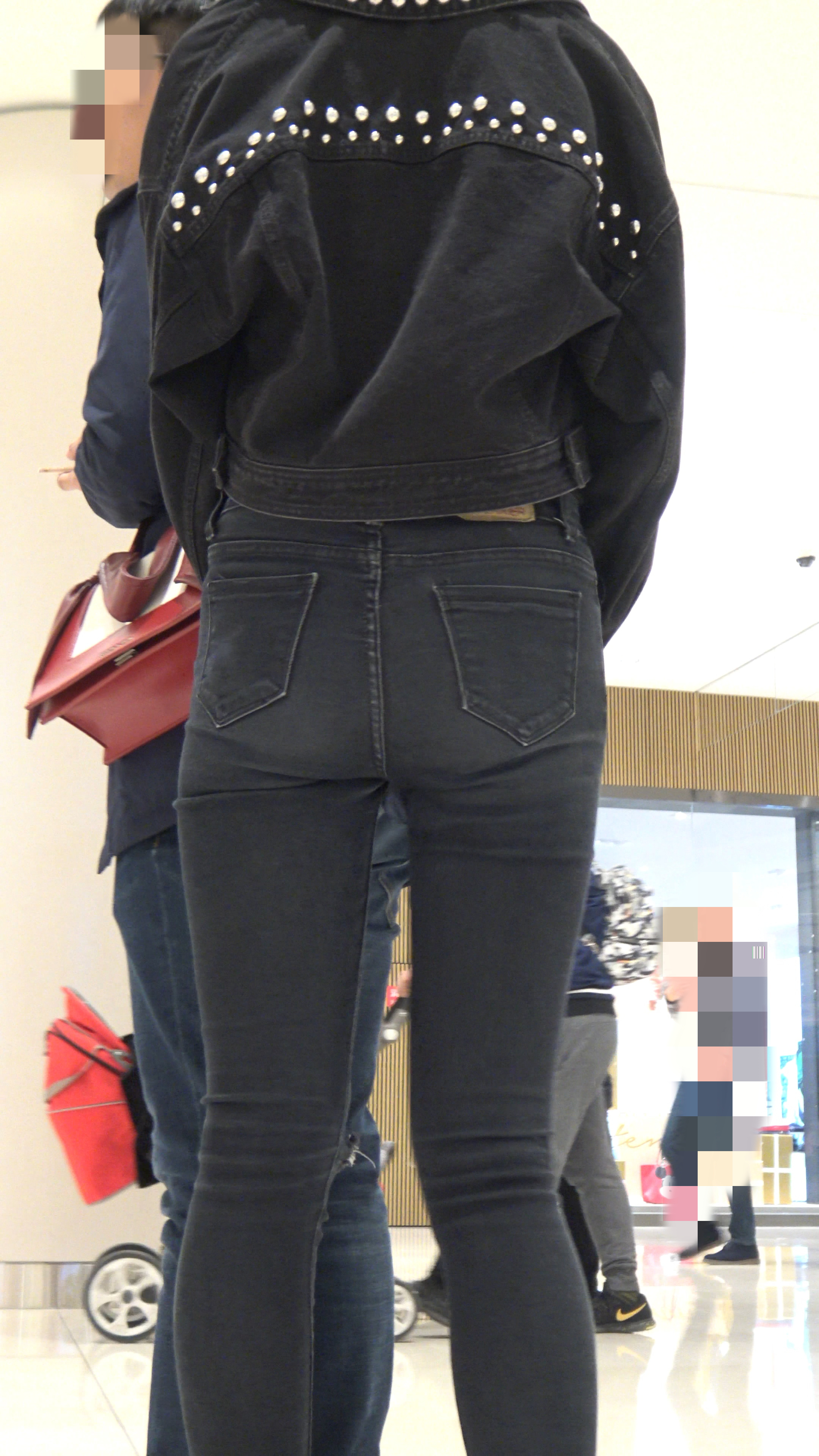 〖精品/牛仔裤〗腿型非常好的黑色紧身牛仔裤美女