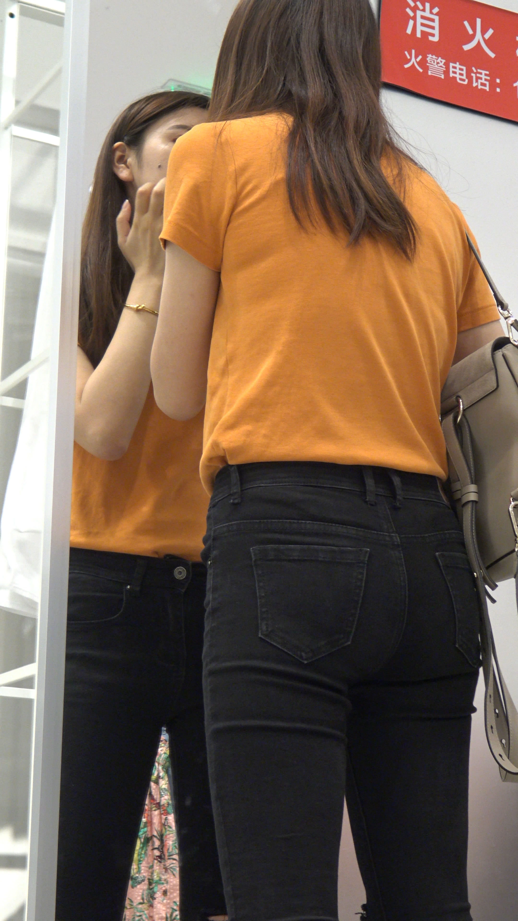 〖精品/牛仔裤〗照镜子的黑色紧身裤肉屯美女