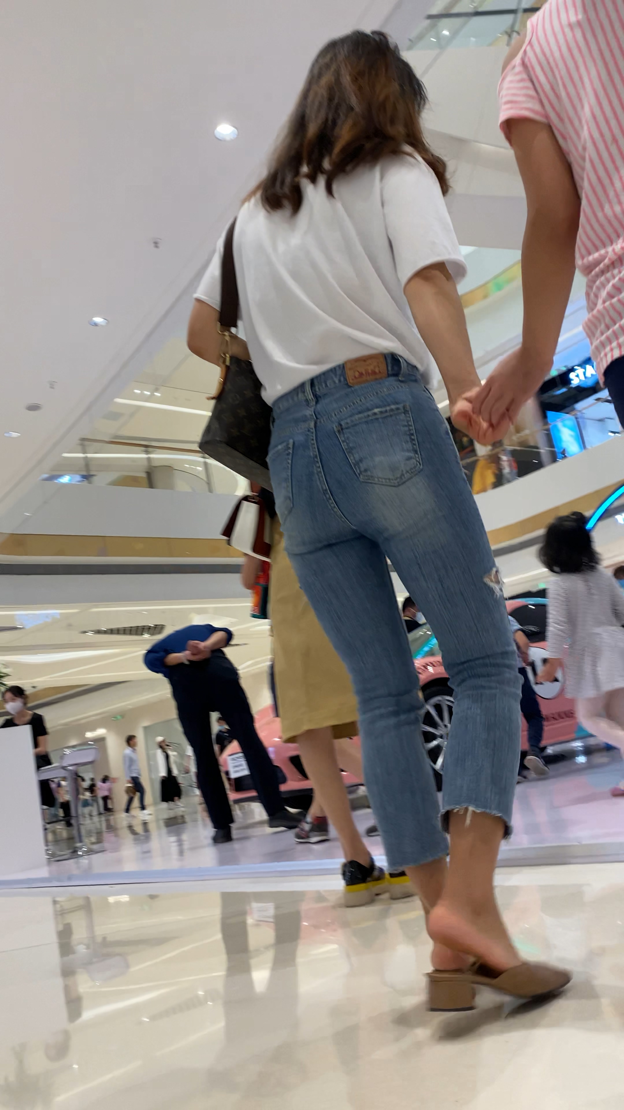 〖精品/牛仔裤〗紧身牛仔裤美女