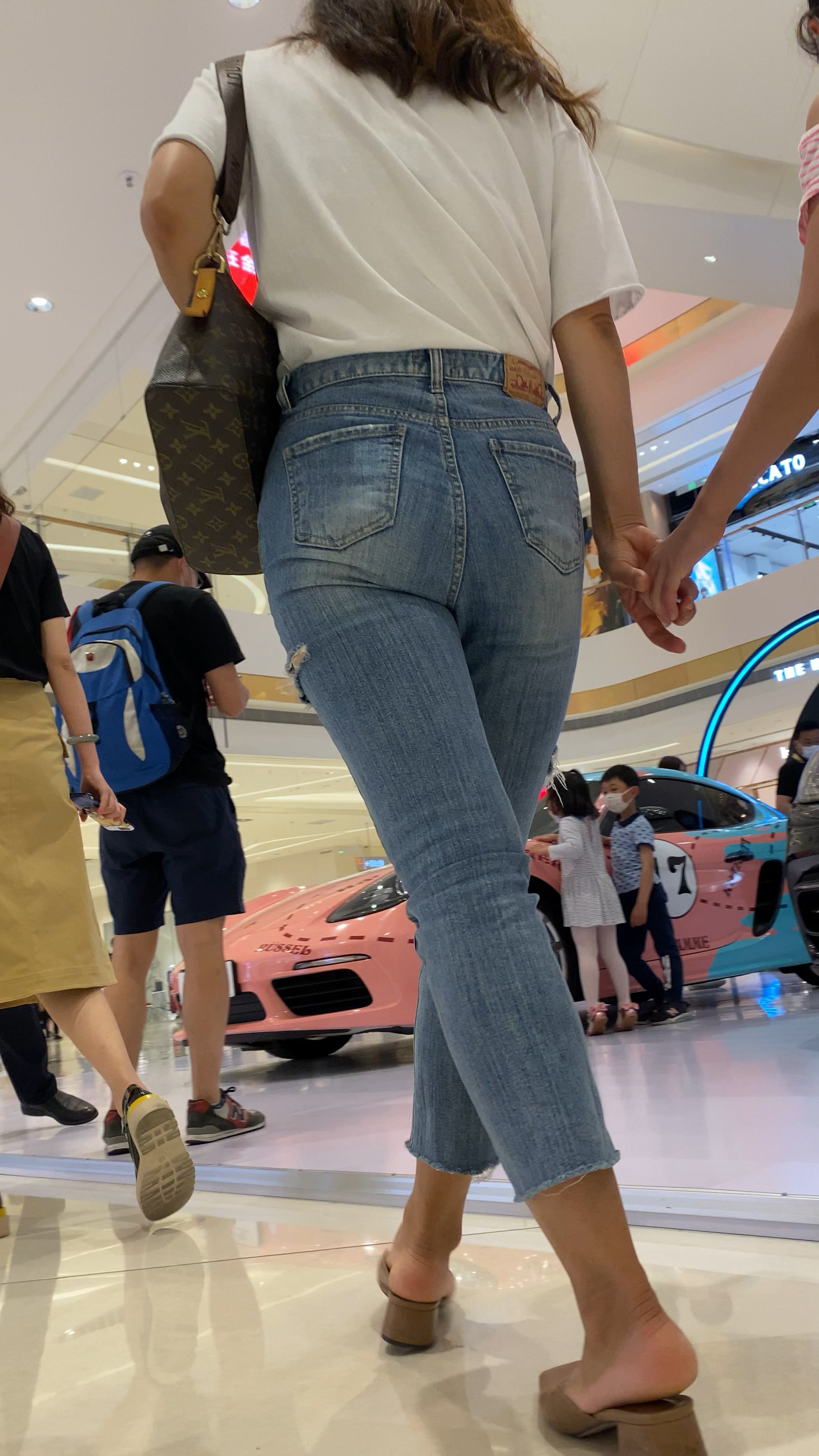 〖精品/牛仔裤〗紧身牛仔裤美女