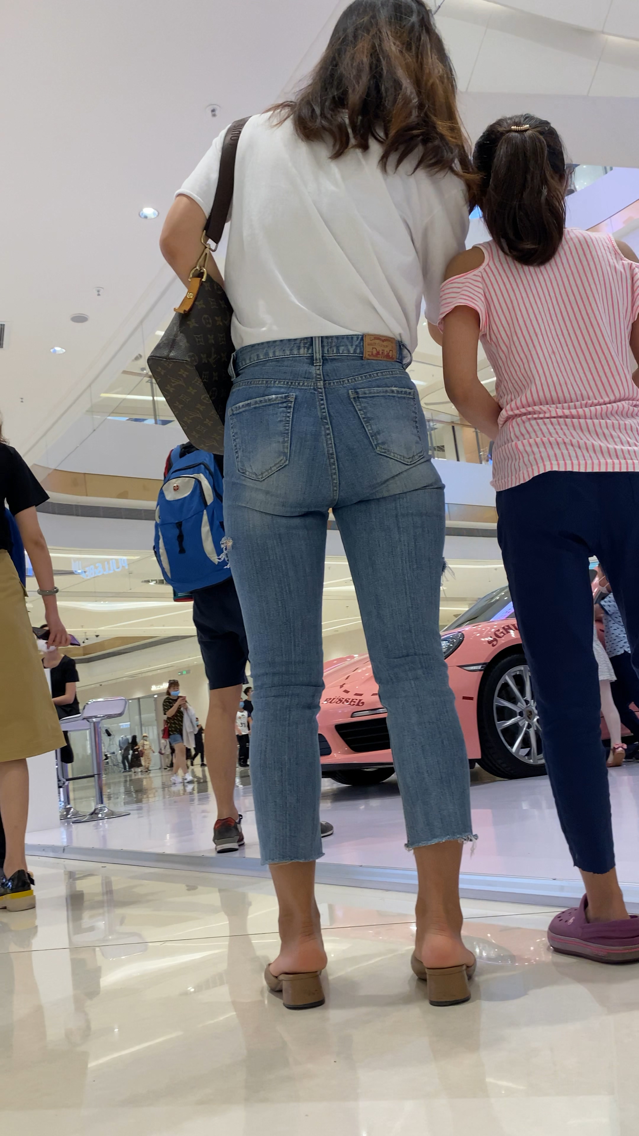 〖精品/牛仔裤〗紧身牛仔裤美女