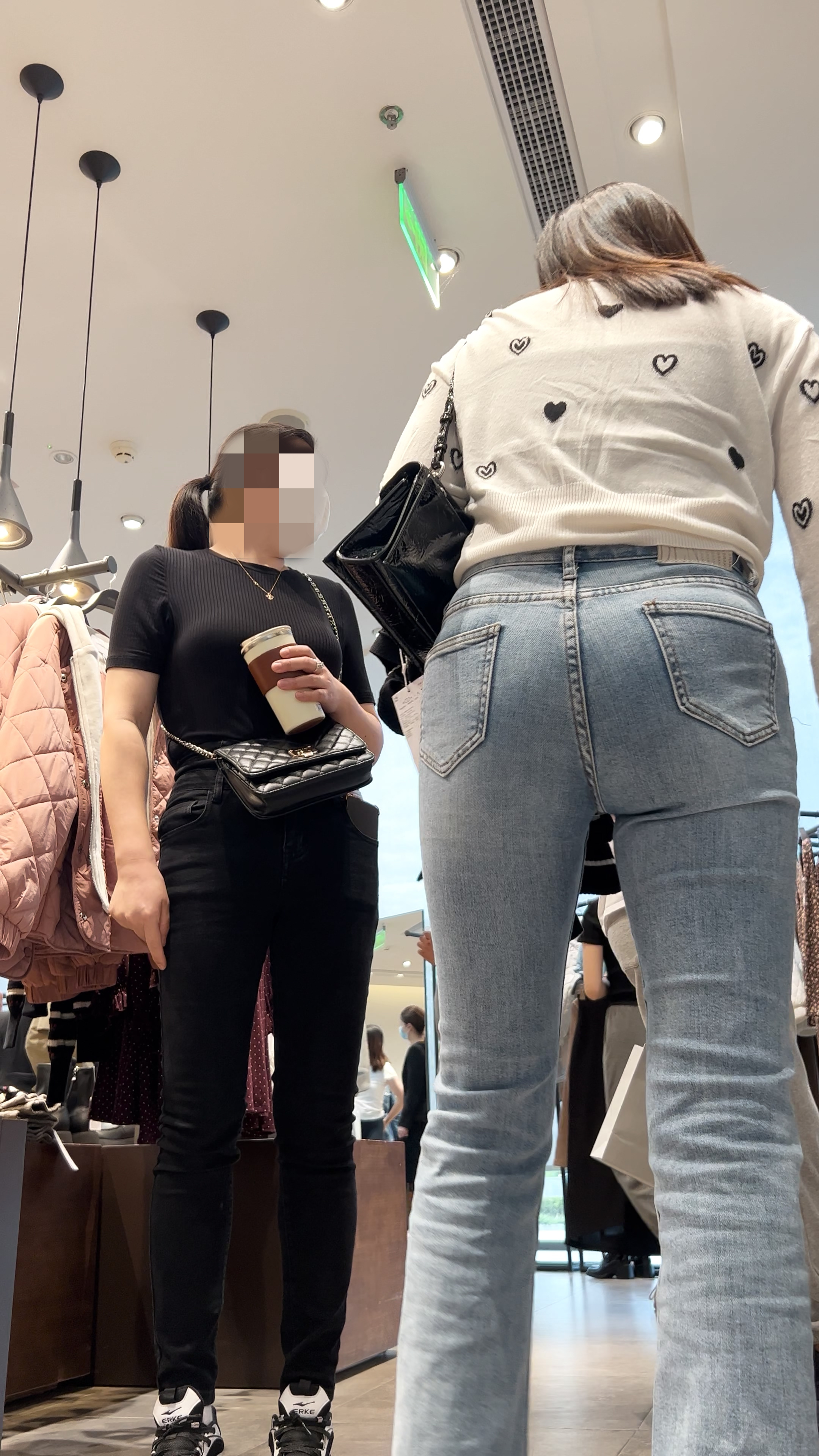 〖精品/牛仔裤〗浅色宽臀牛仔裤少妇逛街翘臀总能吸引别人目光