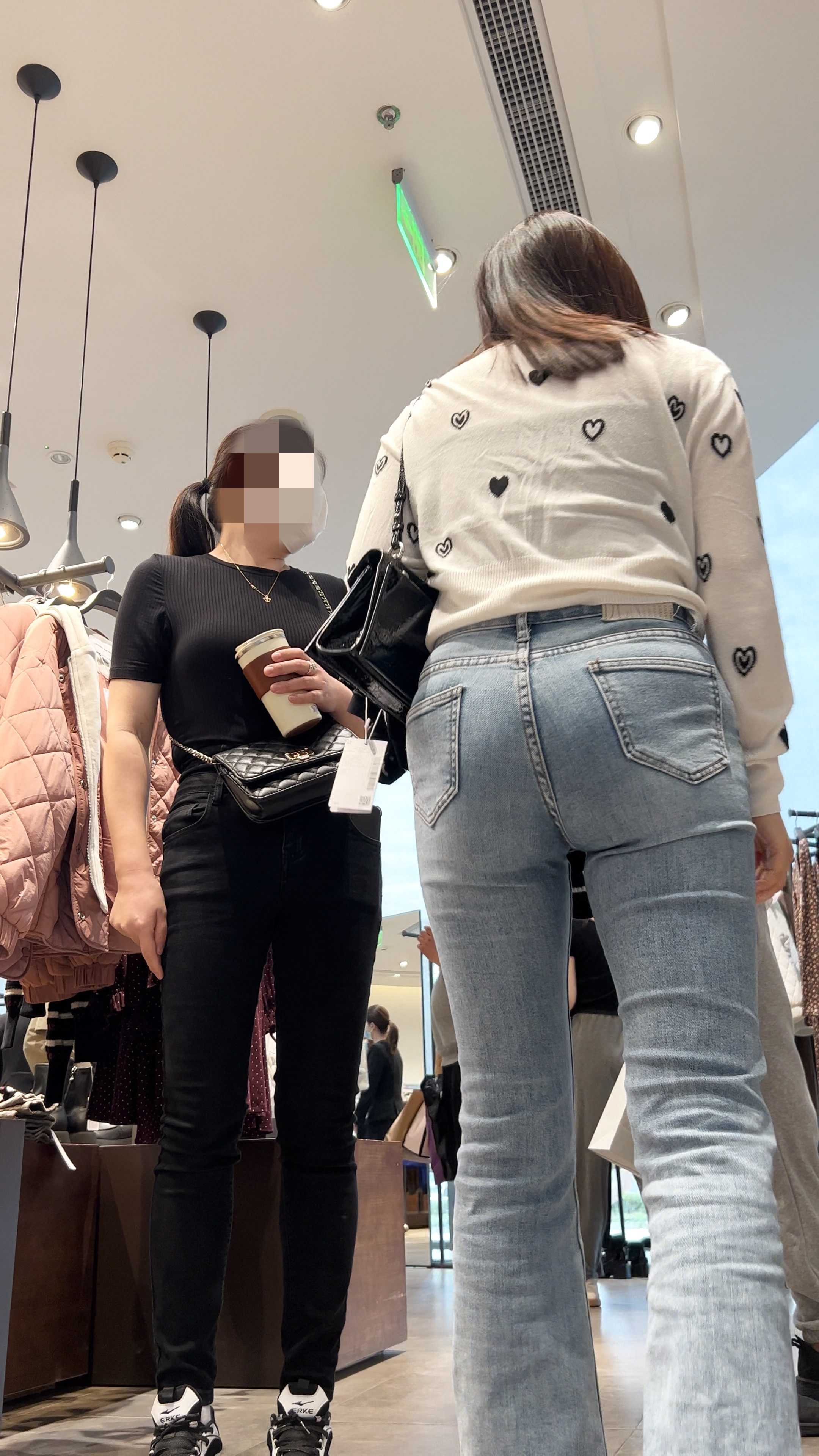 〖精品/牛仔裤〗浅色宽臀牛仔裤少妇逛街翘臀总能吸引别人目光