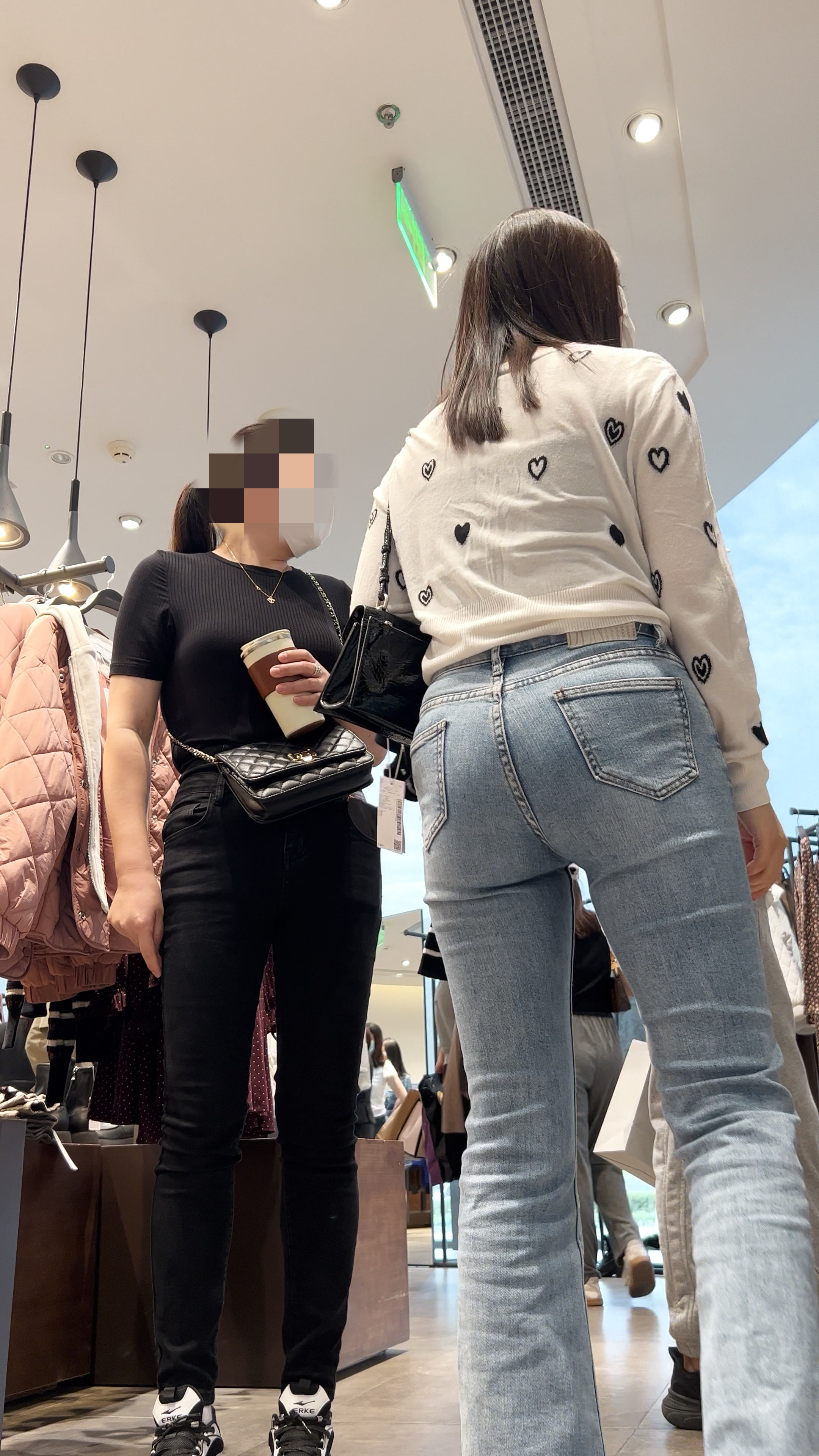 〖精品/牛仔裤〗浅色宽臀牛仔裤少妇逛街翘臀总能吸引别人目光