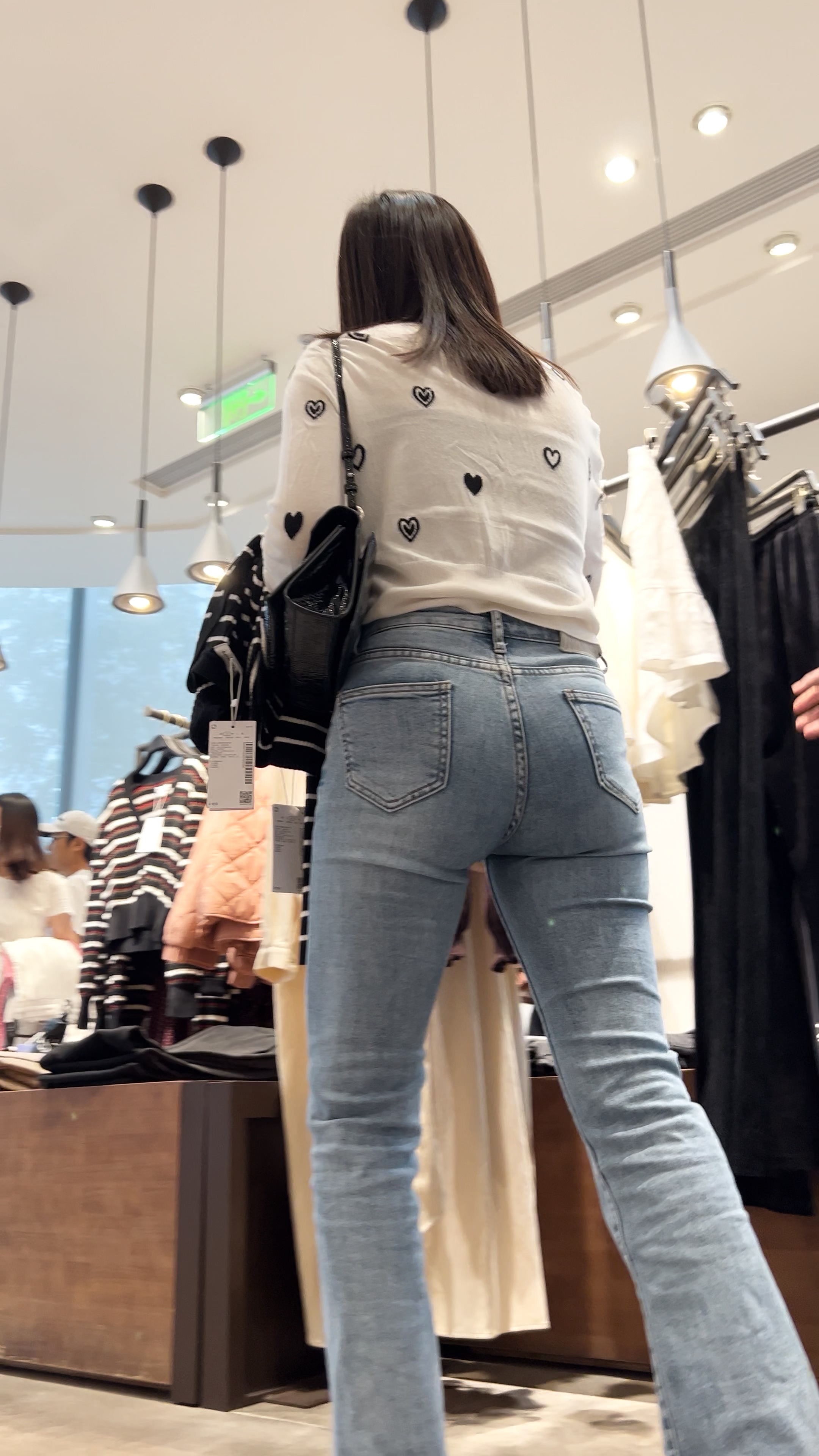 〖精品/牛仔裤〗浅色宽臀牛仔裤少妇逛街翘臀总能吸引别人目光