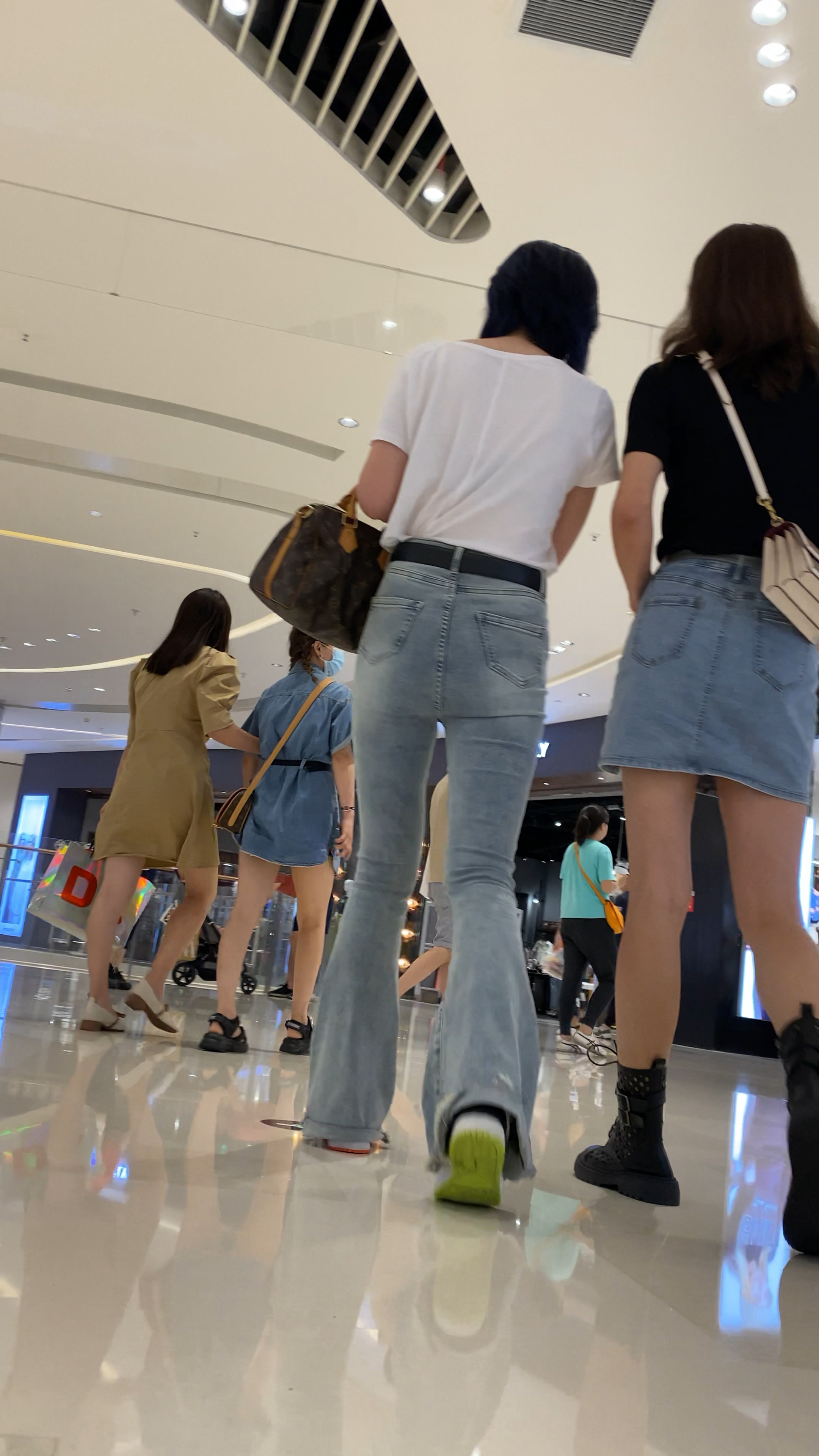 〖精品/牛仔裤〗商城里的紧身牛仔裤MM