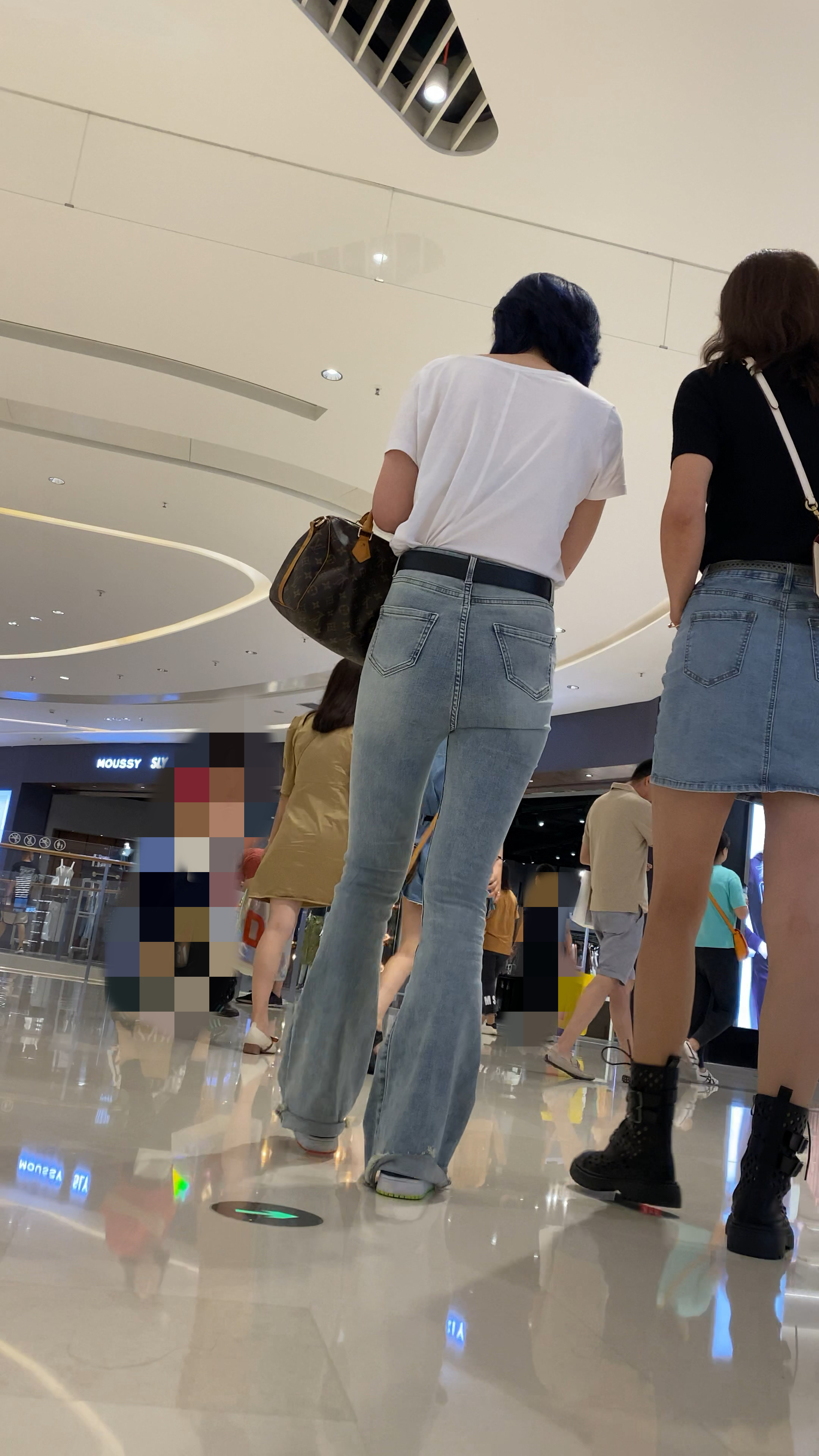 〖精品/牛仔裤〗商城里的紧身牛仔裤MM