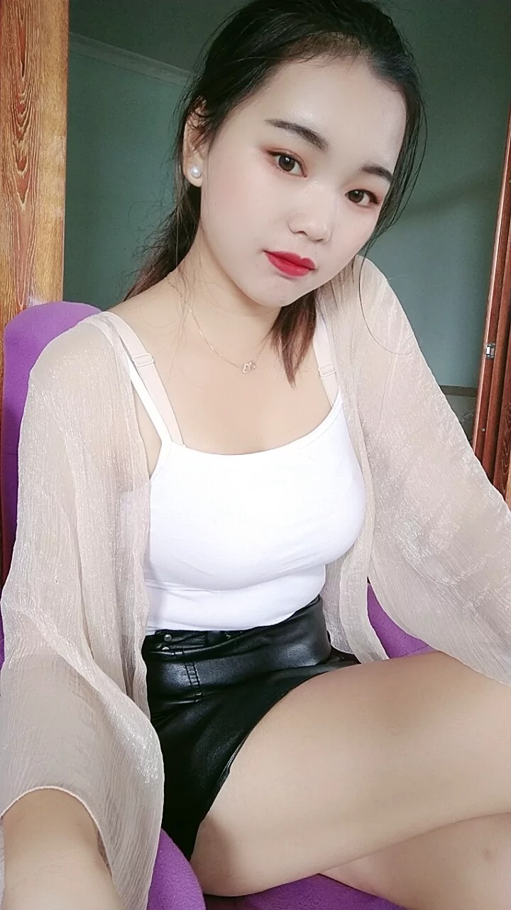 阿桃白色吊带黑色包臀皮裙SN25