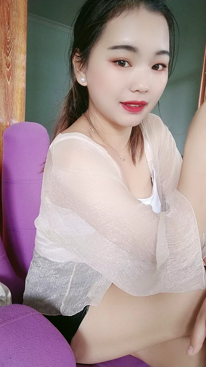 阿桃白色吊带黑色包臀皮裙SN25