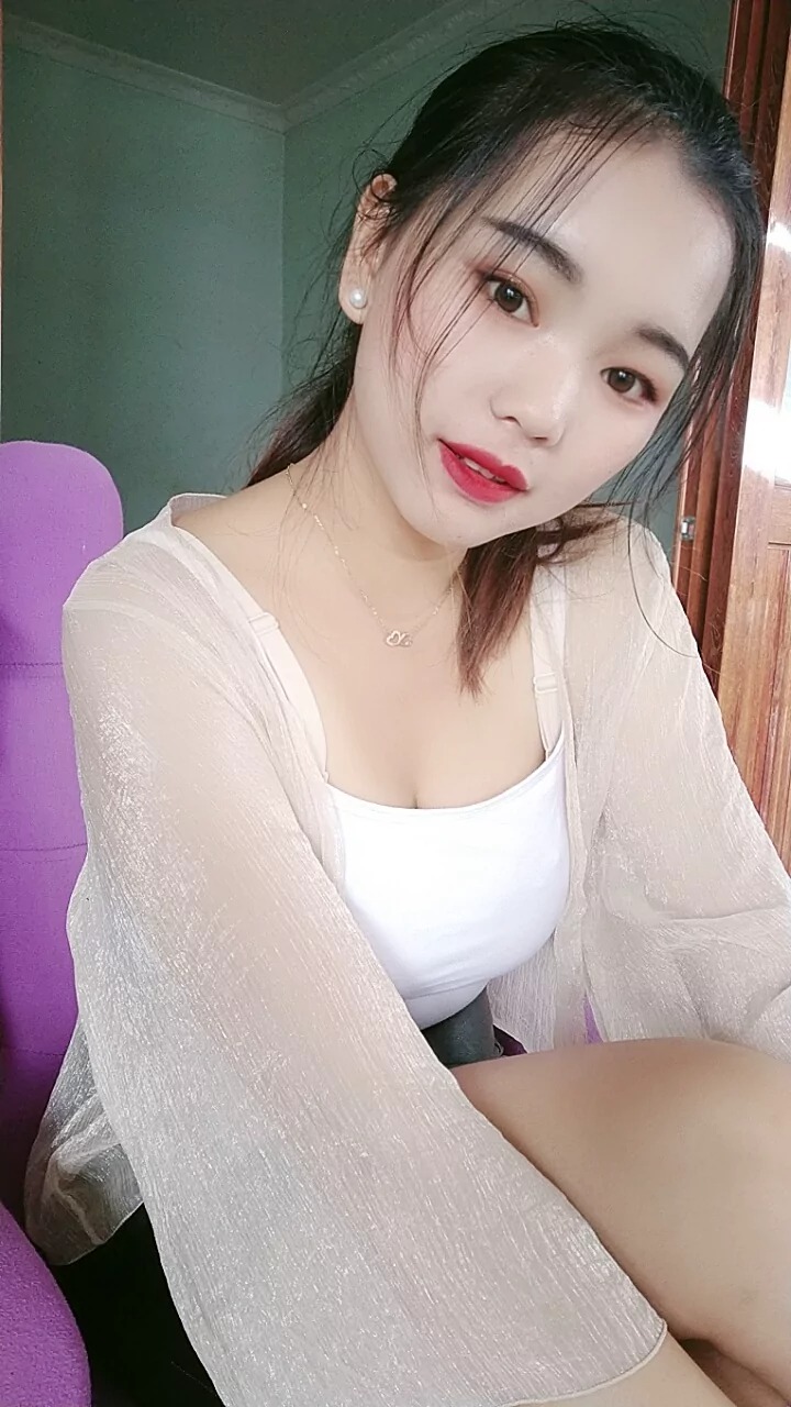 阿桃白色吊带黑色包臀皮裙SN25
