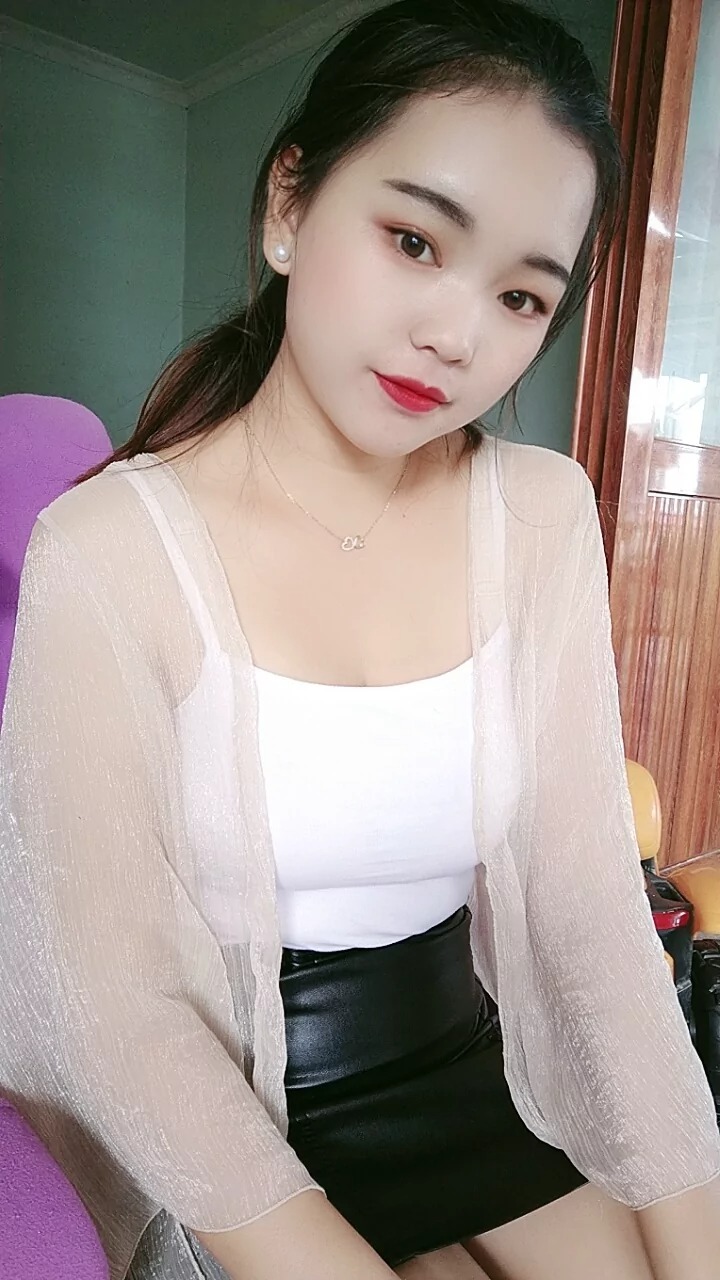 阿桃白色吊带黑色包臀皮裙SN25
