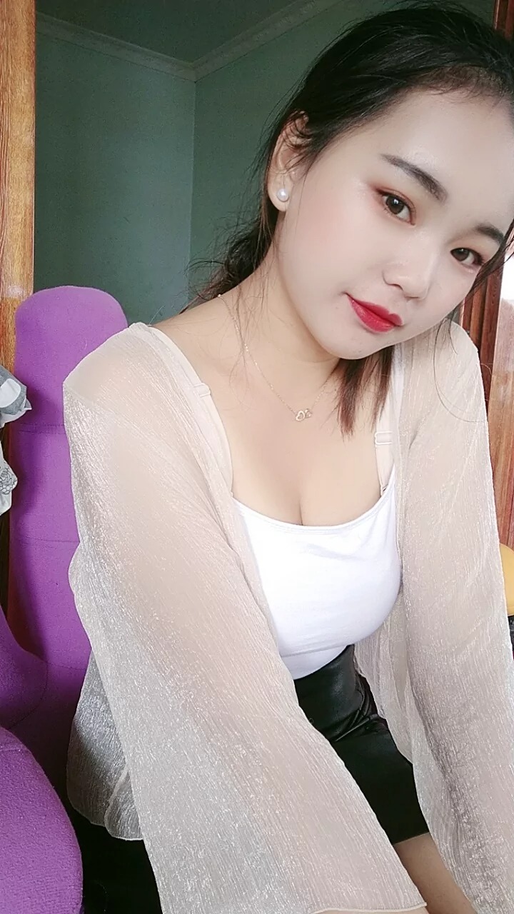 阿桃白色吊带黑色包臀皮裙SN25