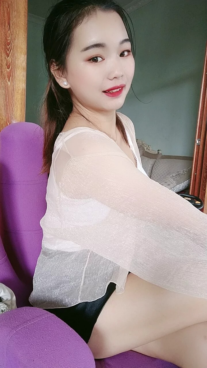 阿桃白色吊带黑色包臀皮裙SN25
