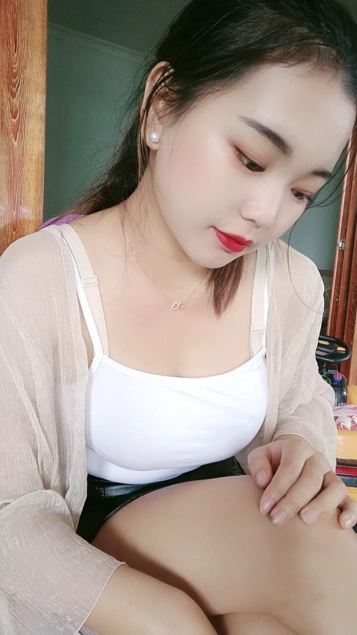 阿桃白色吊带黑色包臀皮裙SN25