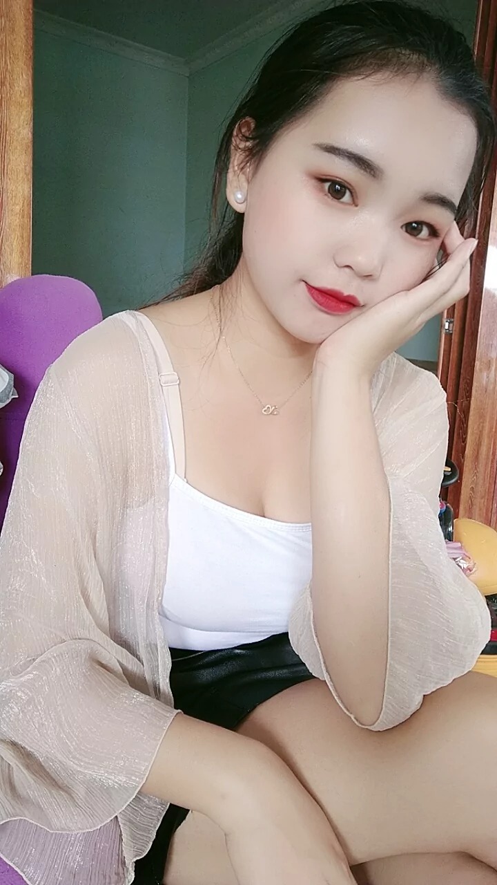 阿桃白色吊带黑色包臀皮裙SN25