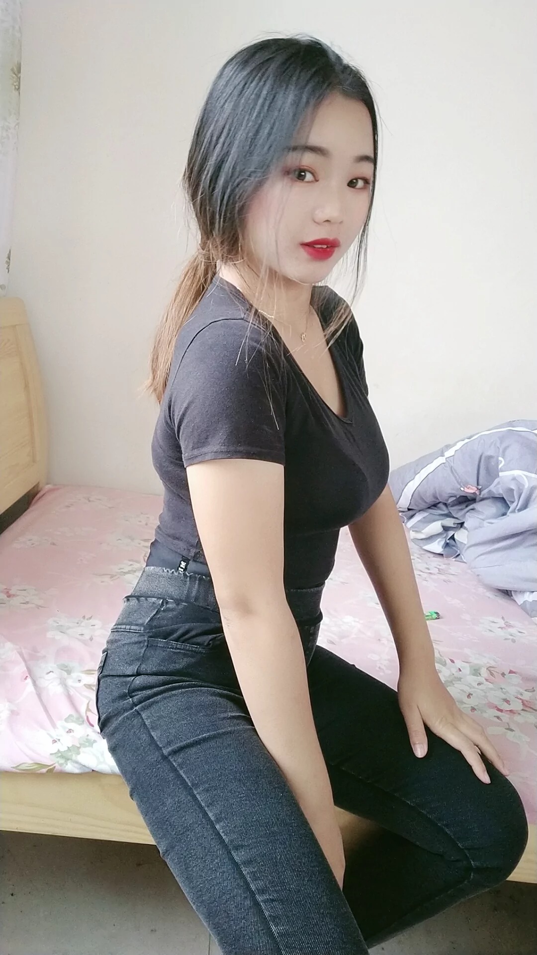 阿桃黑色系紧身牛仔裤身材是真的好SN32