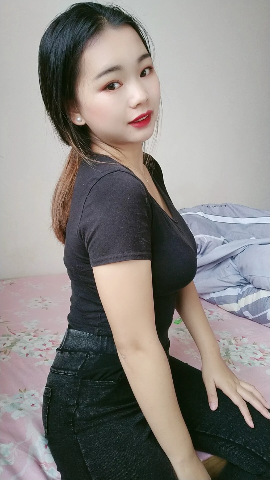 阿桃黑色系紧身牛仔裤身材是真的好SN32