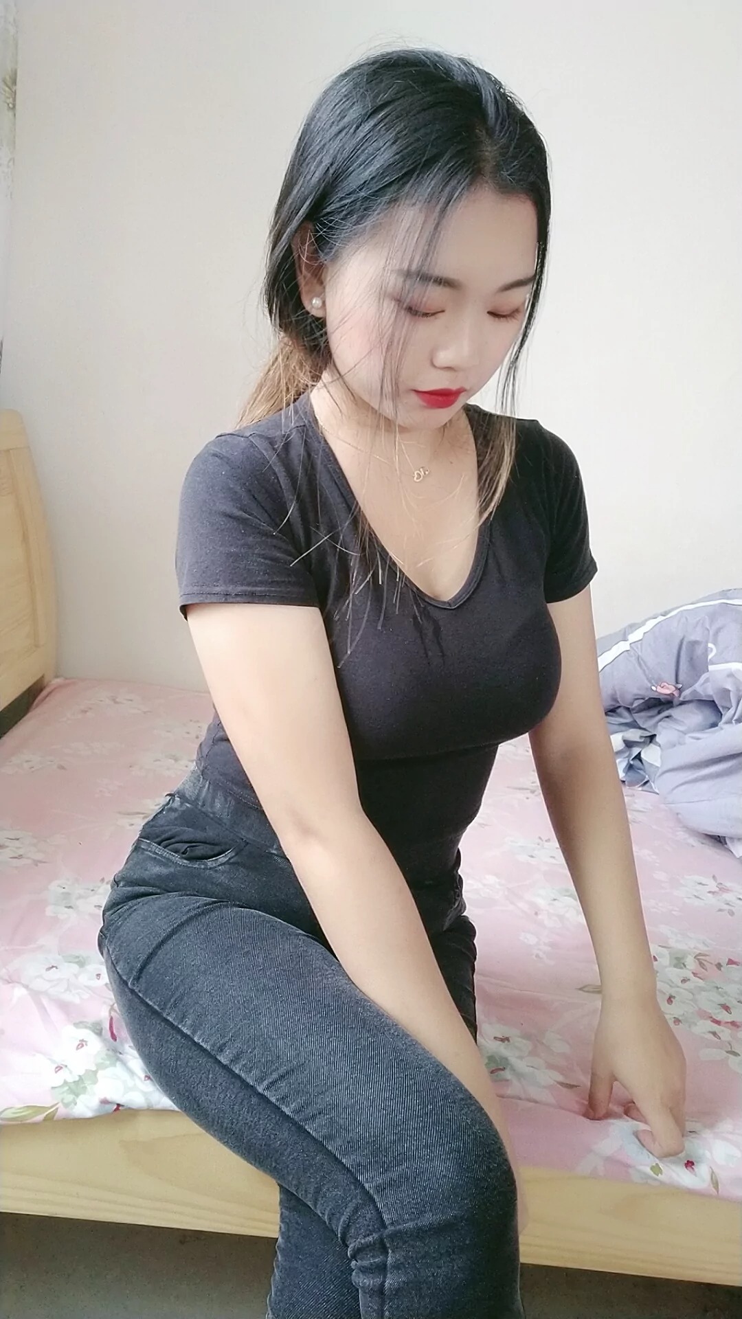 阿桃黑色系紧身牛仔裤身材是真的好SN32