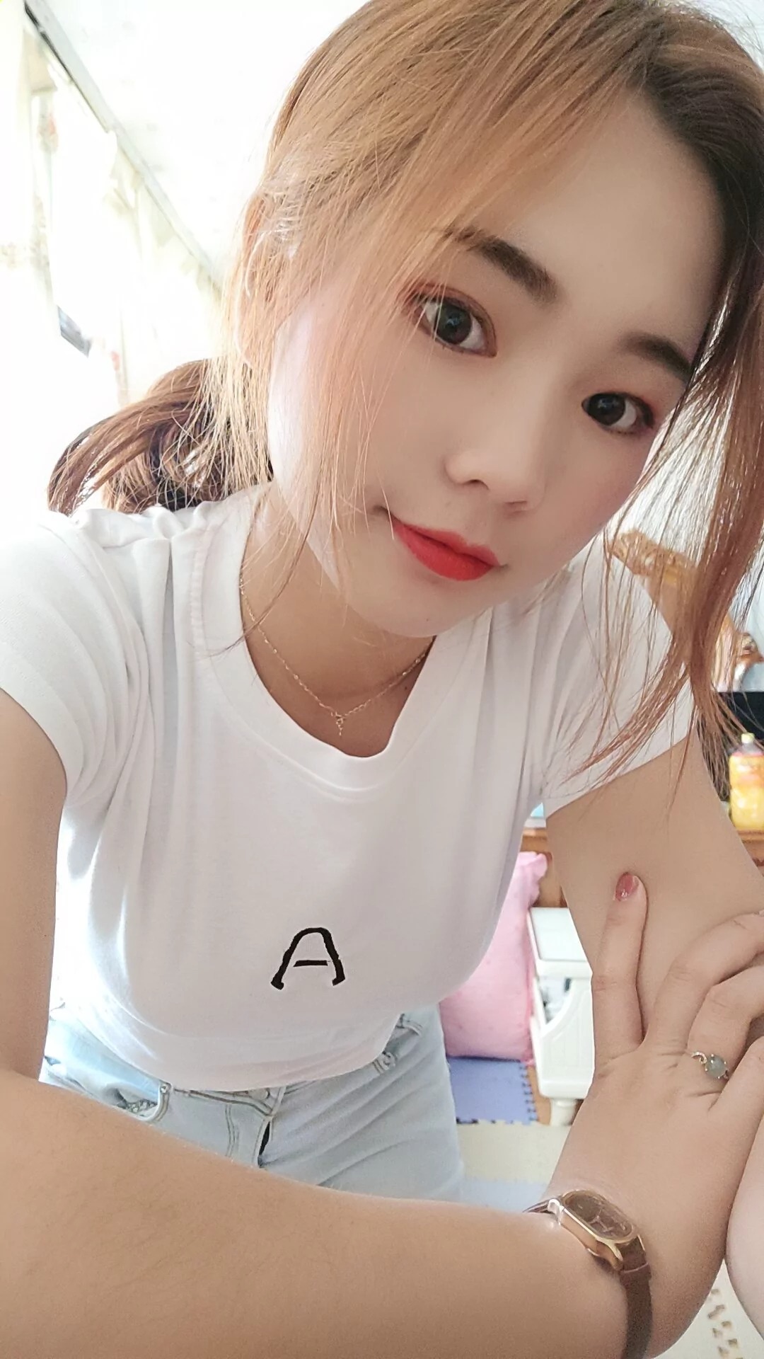 阿桃白色体恤配浅色紧身牛仔裤尽显俏皮可爱SN43