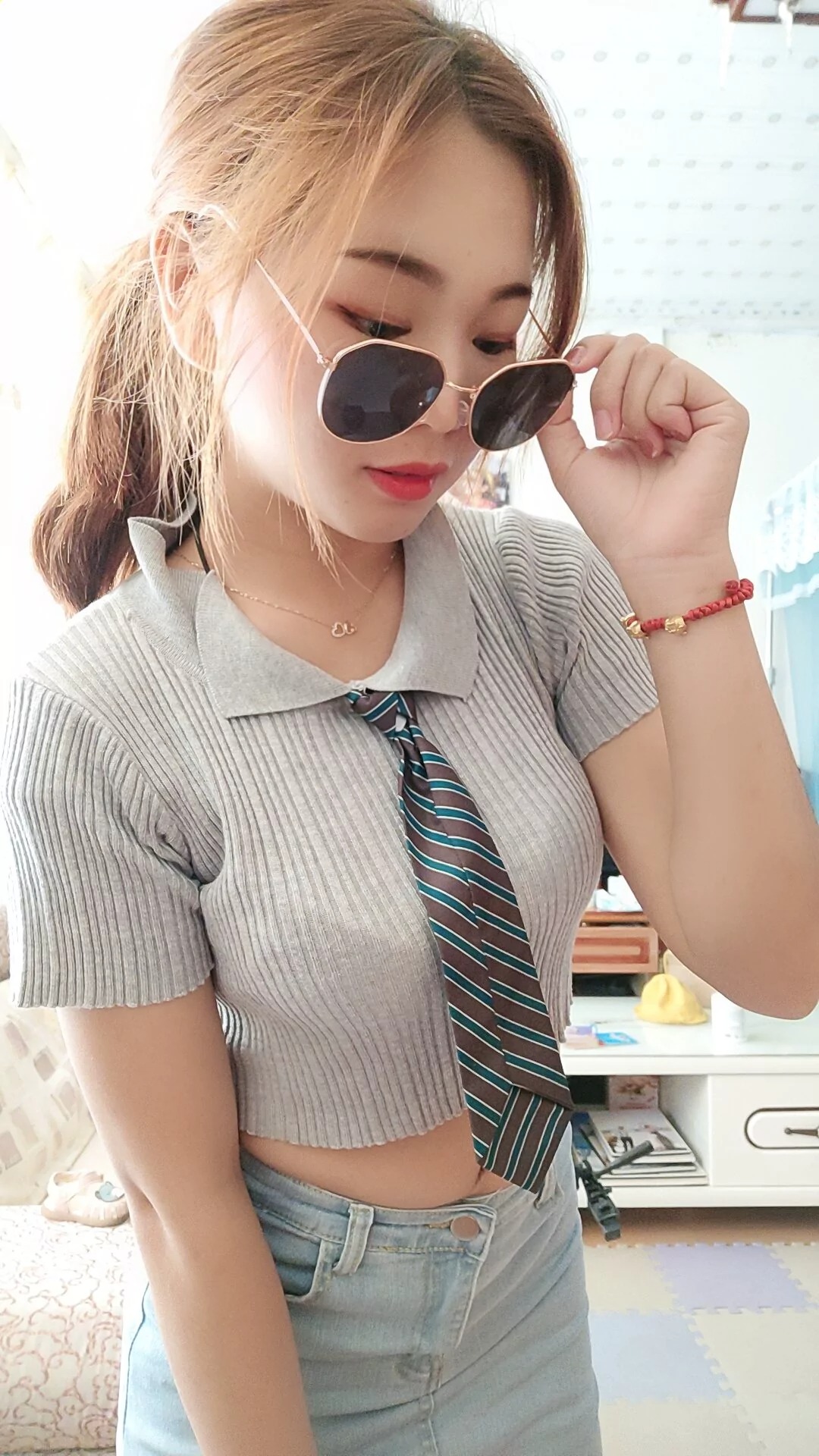 阿桃露腰浅蓝色紧身牛仔裙