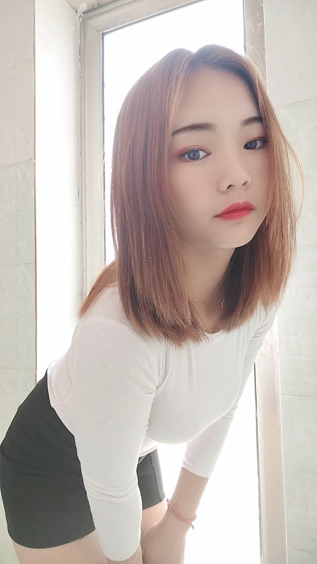 阿桃黑白配热裤美腿SN51