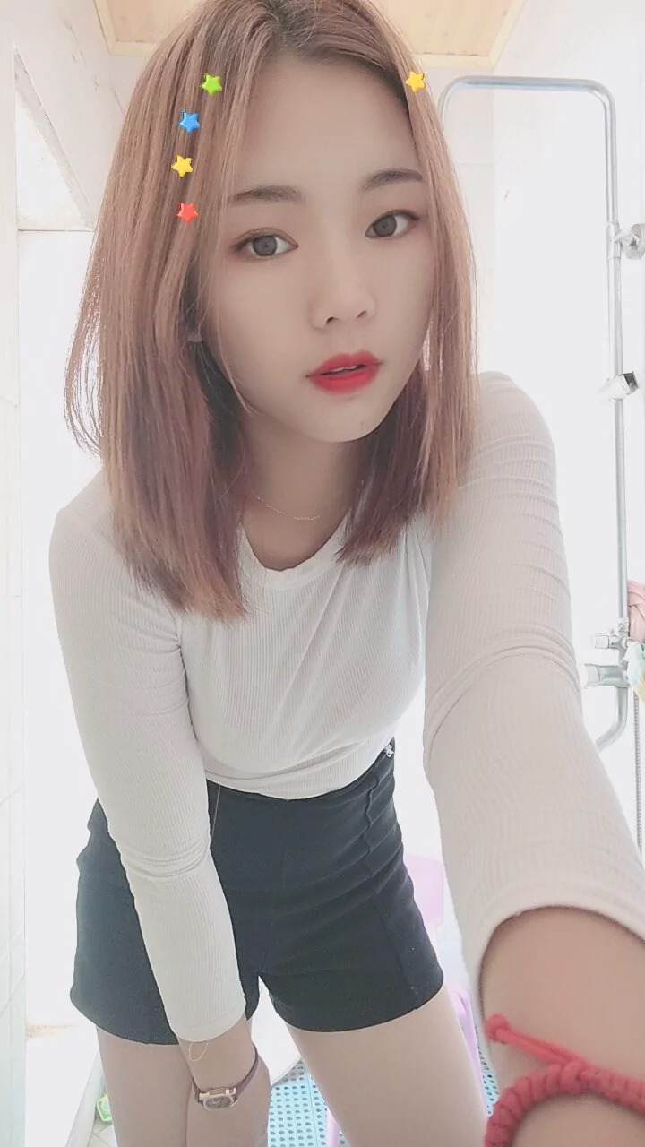 阿桃黑白配热裤美腿SN51