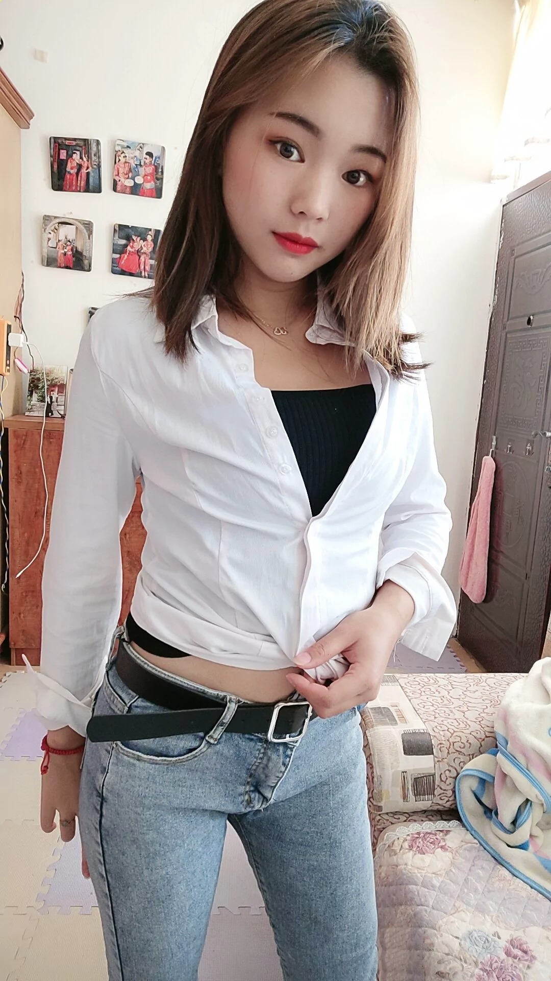 阿桃的白衬衫和浅蓝色牛仔裤SN68