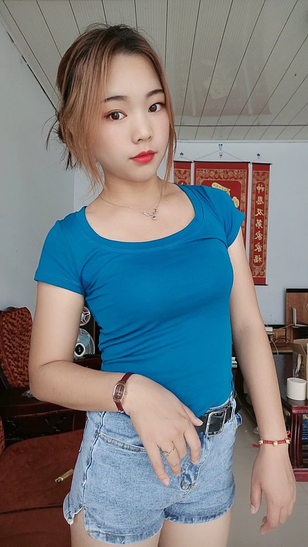 阿桃蓝色T恤牛仔热裤SN86