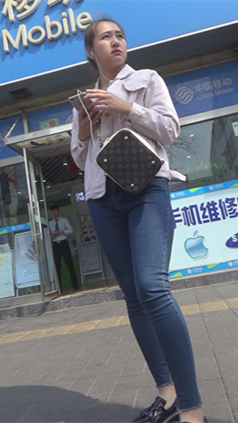 听歌的紧身牛仔小美女[802M/MP4]