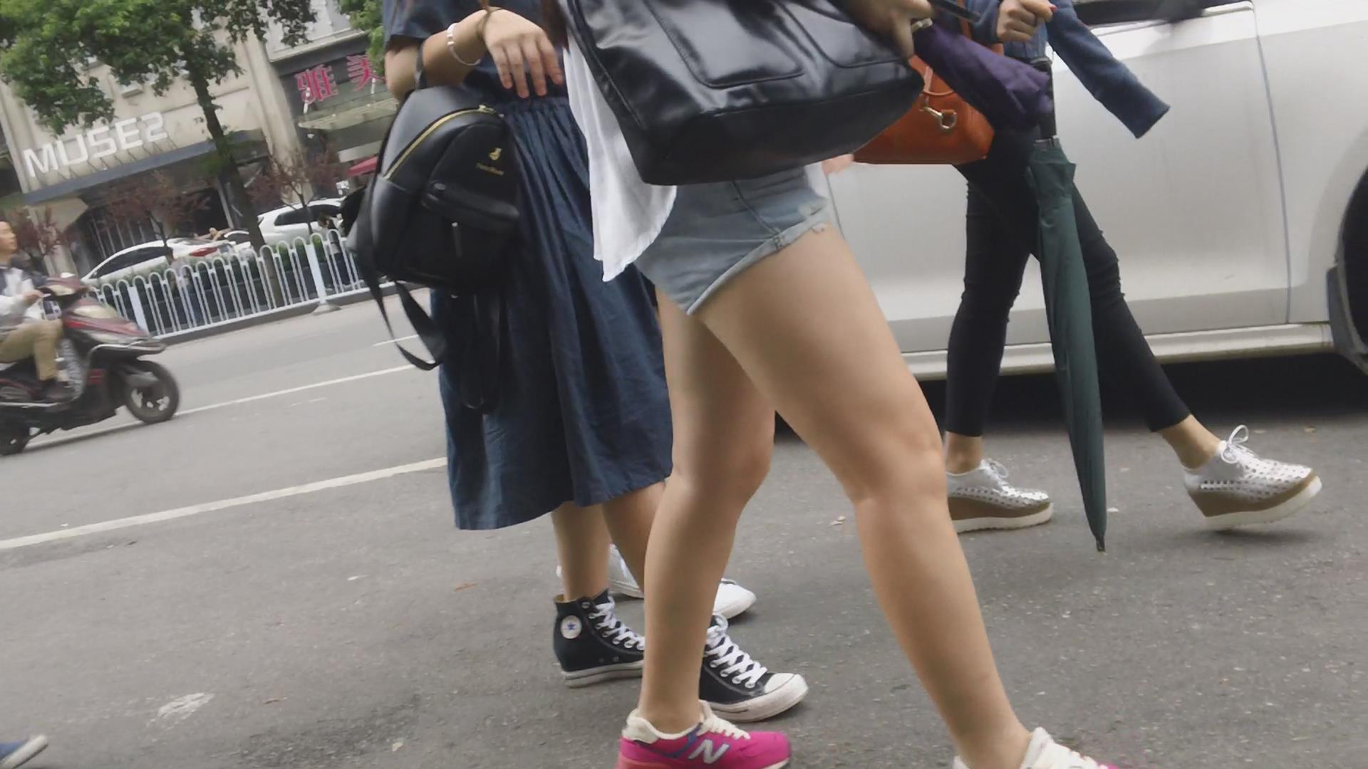浅色牛仔热裤美女腿真白编号4481