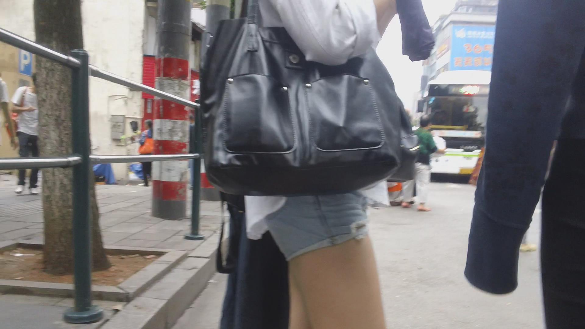 浅色牛仔热裤美女腿真白编号4481