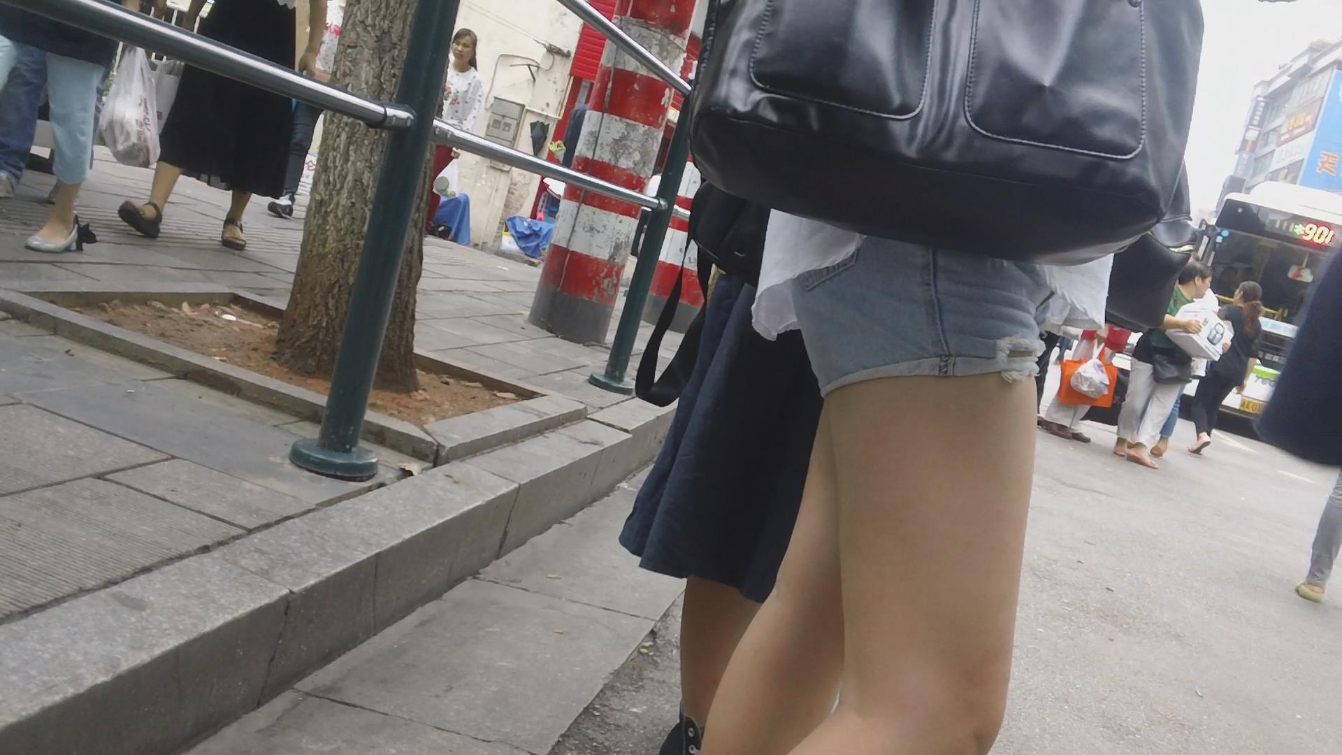 浅色牛仔热裤美女腿真白编号4481
