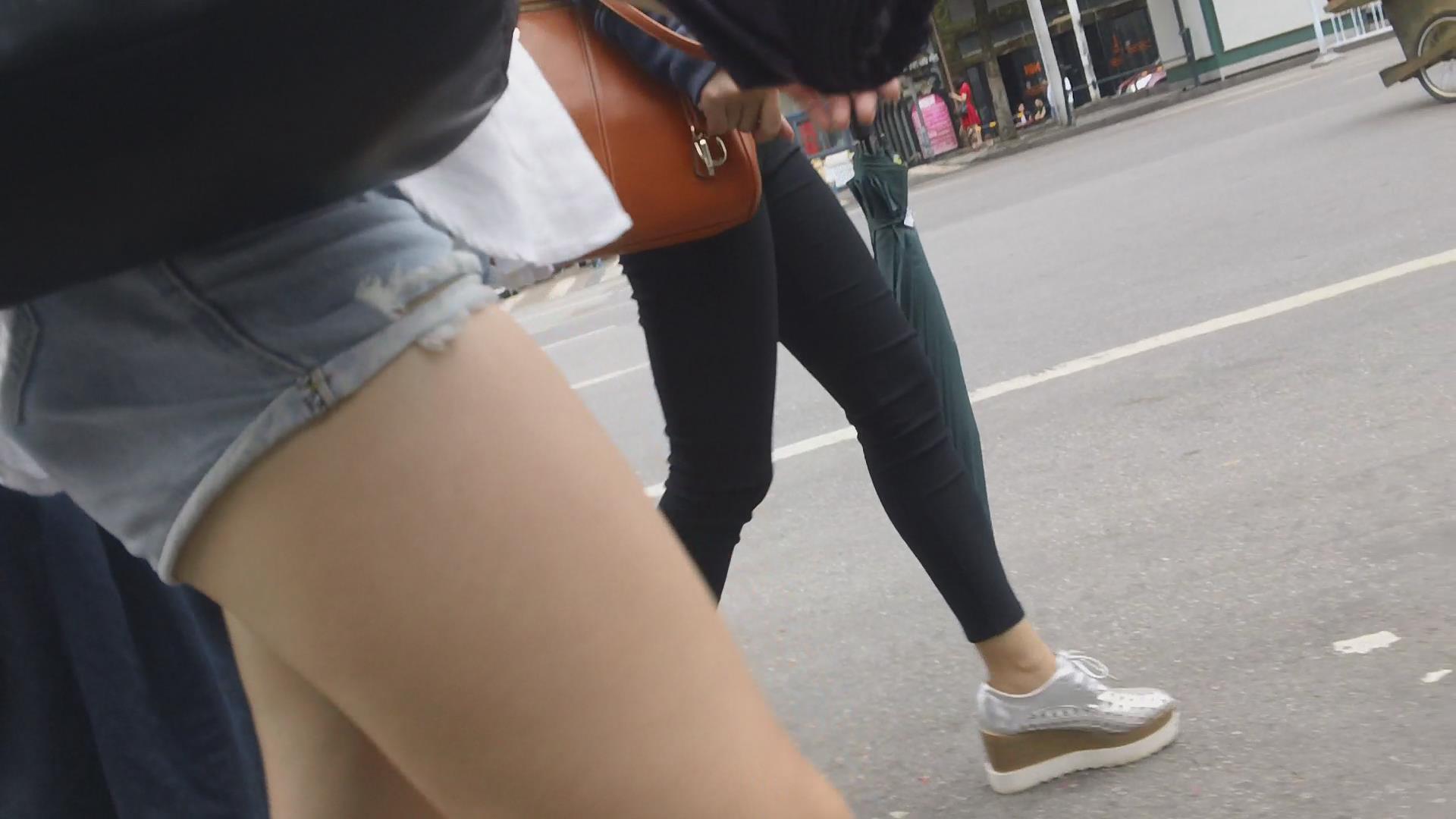 浅色牛仔热裤美女腿真白编号4481