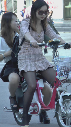 电动车上的黑丝MM[219M/MP4]