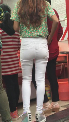 白裤紧身高腰妹子[748M/MP4]